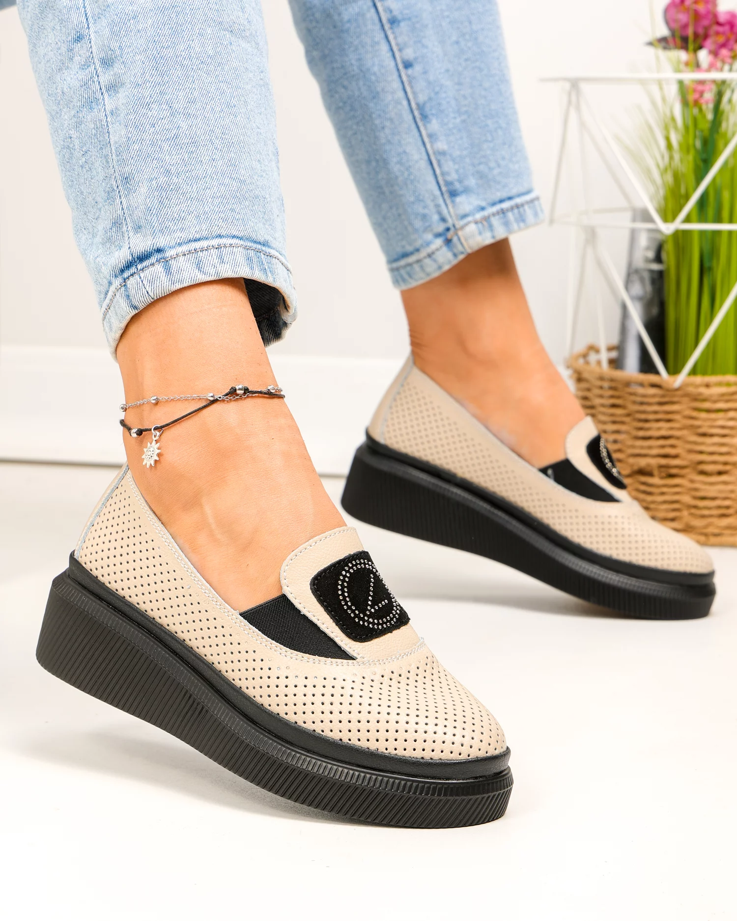 pantofi-casual-dama-piele-naturala-bej-perforati-cu-talpa-neagra-si-inchidere-slip-on-jy3871-87370-2.webp