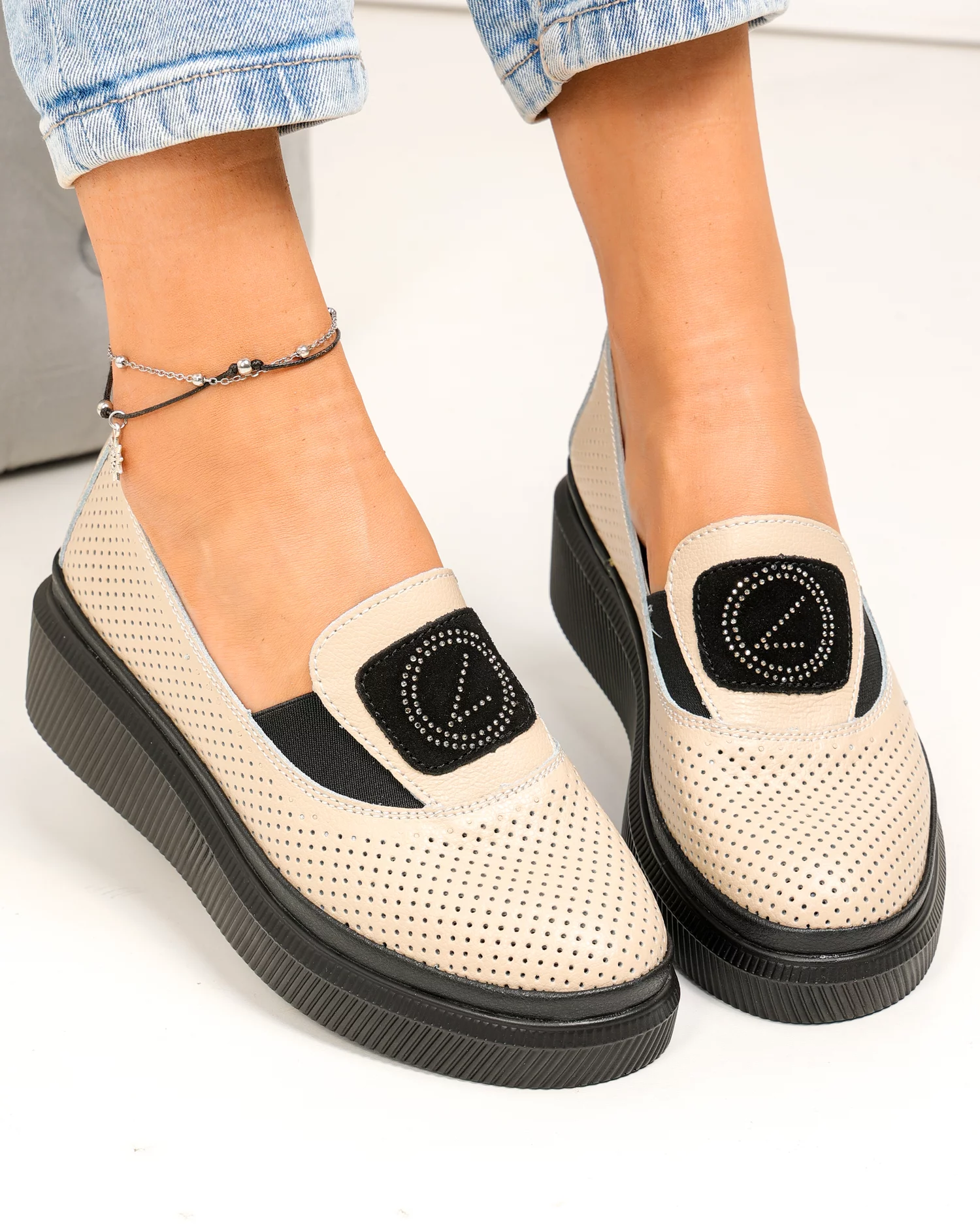 pantofi-casual-dama-piele-naturala-bej-perforati-cu-talpa-neagra-si-inchidere-slip-on-jy3871-87376-2.webp