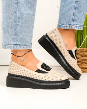 Pantofi casual dama piele naturala bej perforati cu talpa neagra si inchidere slip-on JY3871
