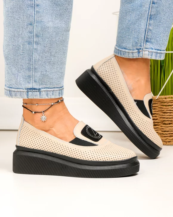 Pantofi casual dama piele naturala bej perforati cu talpa neagra si inchidere slip-on JY3871
