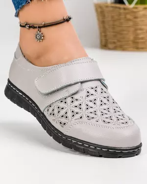 Pantofi casual dama piele naturala gri cu perforatii florale si inchidere scai T-3023