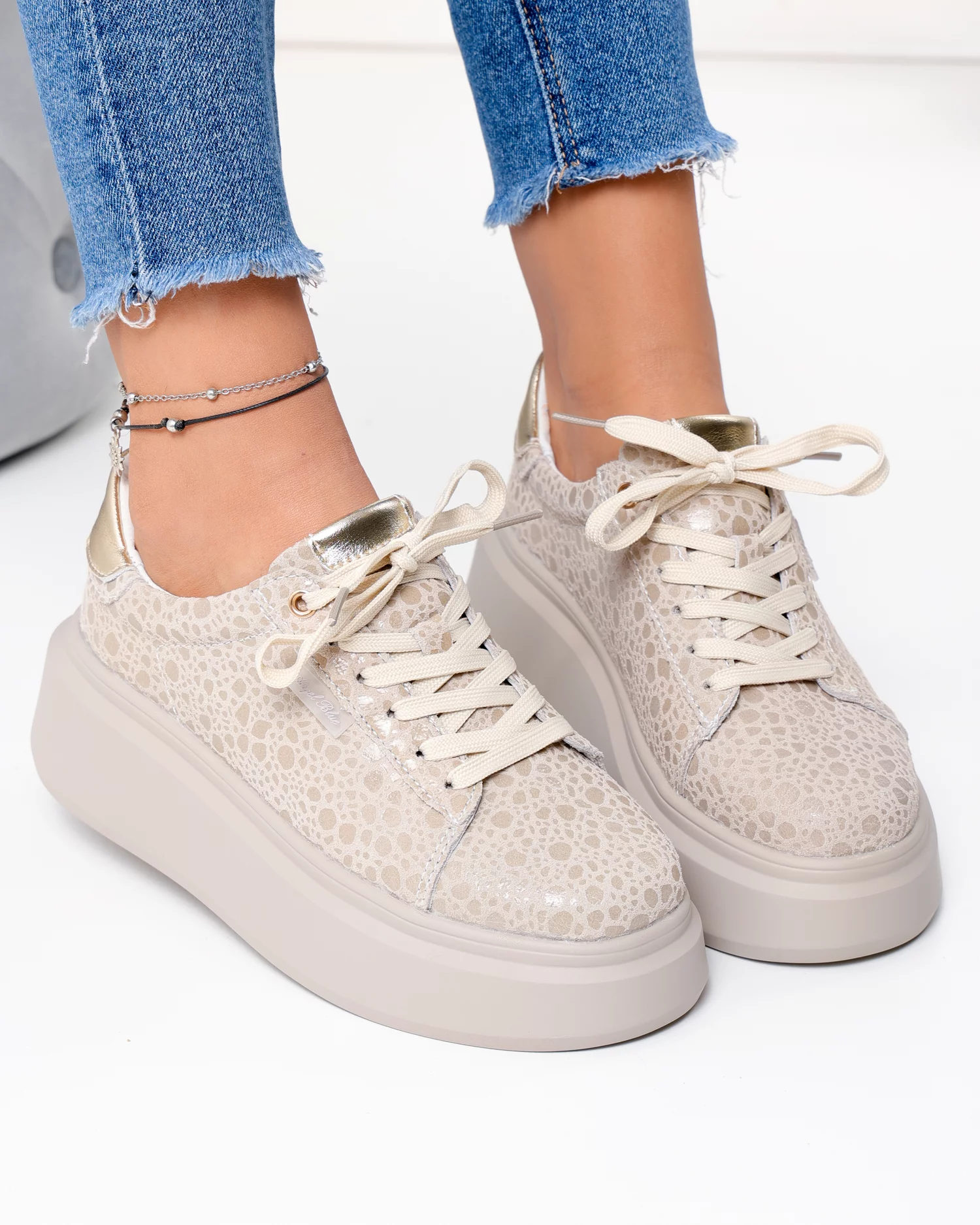 pantofi-casual-dama-piele-naturala-intoarsa-bej-cu-model-texturat-lucios-si-inchidere-sireturi-f002-426a-103969-2.webp