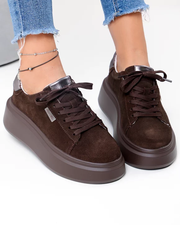 Pantofi casual dama piele naturala intoarsa maro inchis cu talpa groasa si varf rotund F002-444