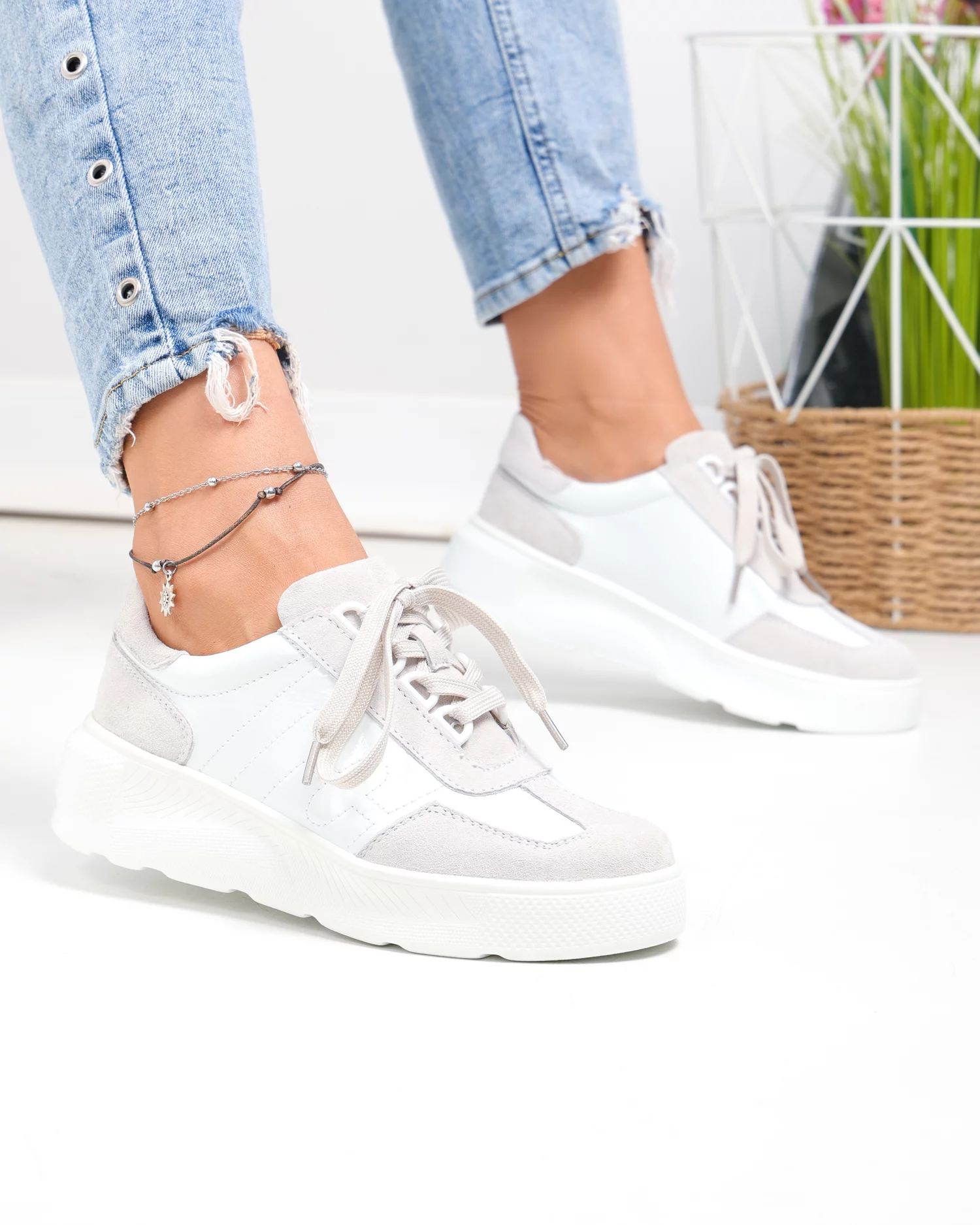 pantofi-casual-dama-piele-naturala-intoarsa-si-lacuita-albi-f002-538-100417-2.webp