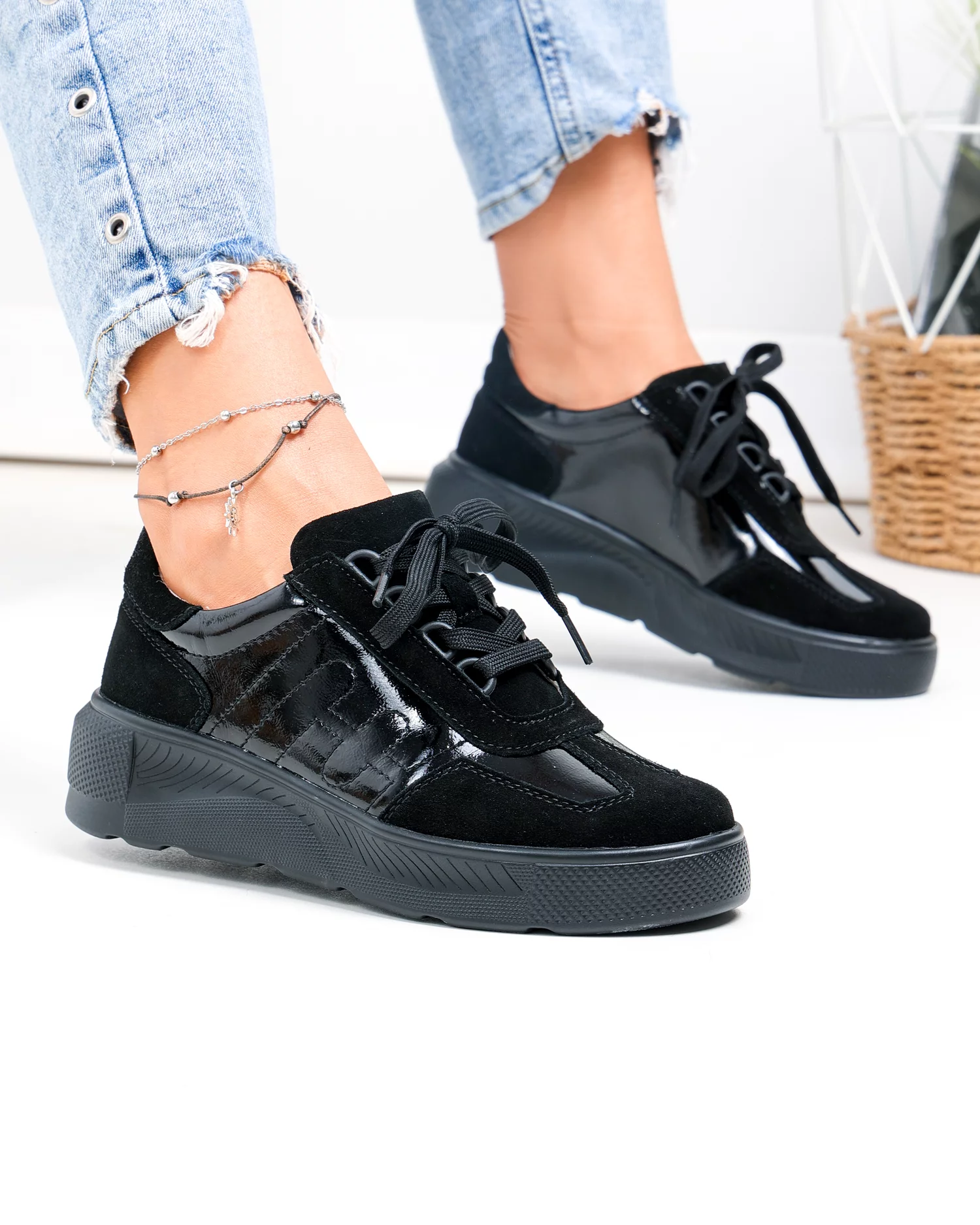 pantofi-casual-dama-piele-naturala-intoarsa-si-lacuita-negri-f002-538-100405-2.webp