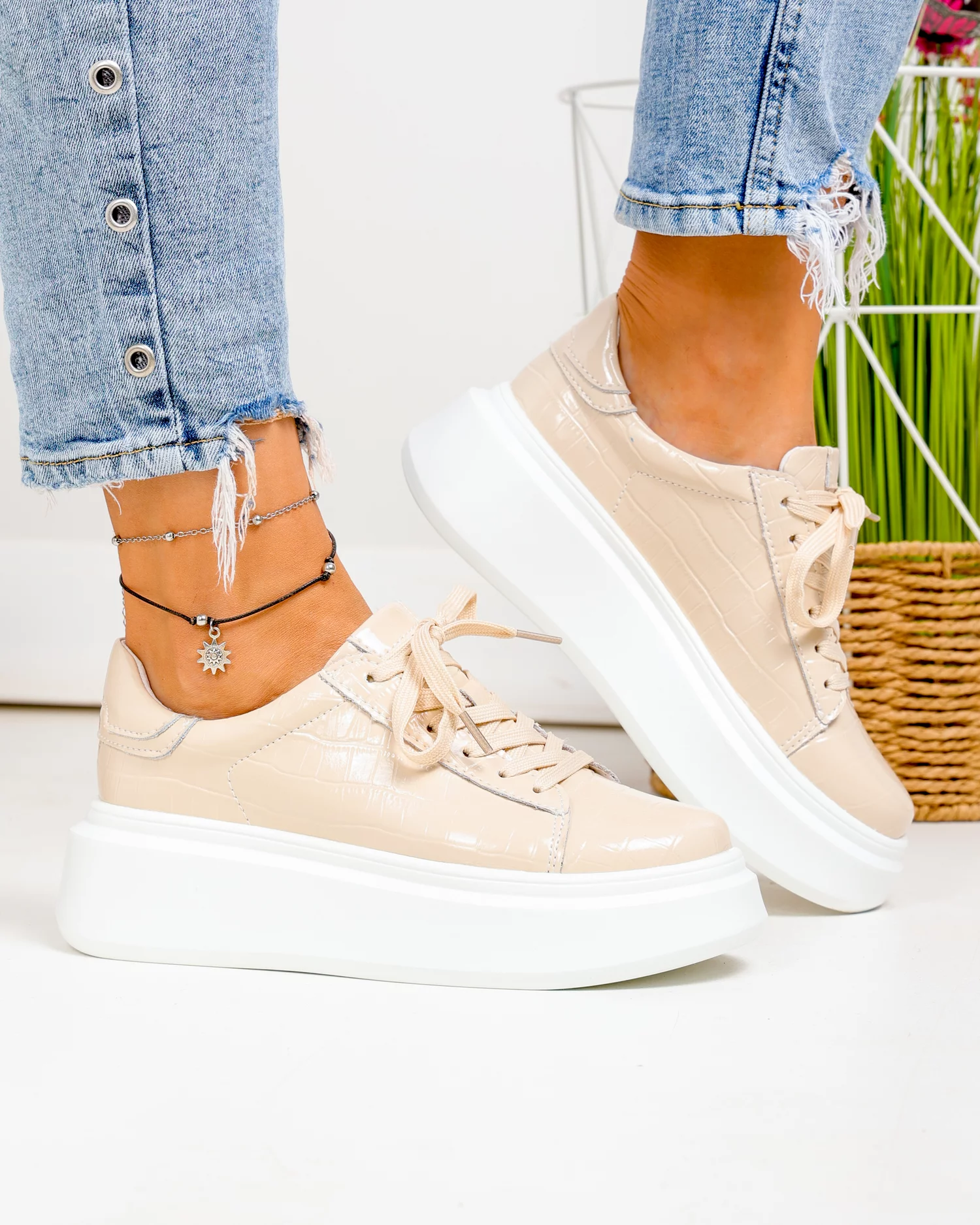 pantofi-casual-dama-piele-naturala-lacuita-bej-cu-talpa-alba-f002-527-100240-2.webp
