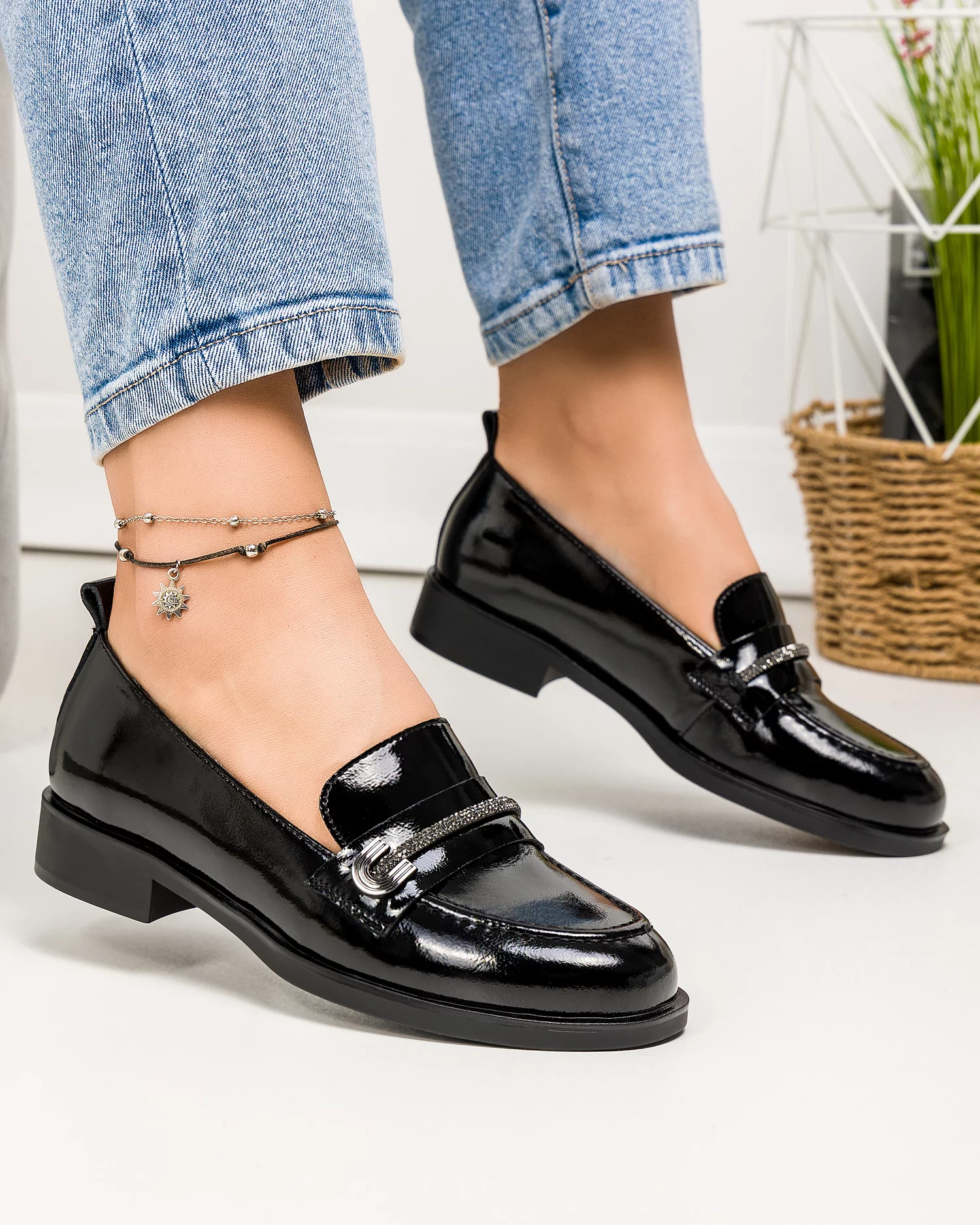 pantofi-casual-dama-piele-naturala-lacuita-negri-cu-accesoriu-metalic-tn6407-1-68227-2.webp