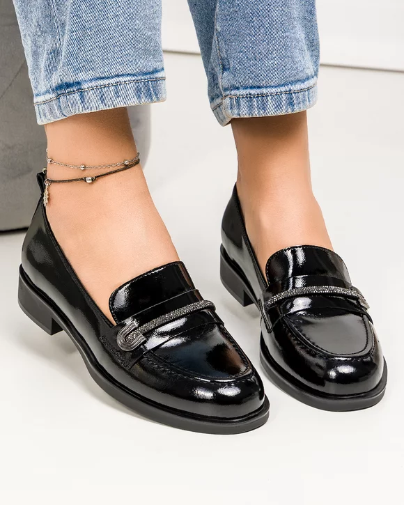 Pantofi casual dama piele naturala lacuita negri cu accesoriu metalic TN6407-1