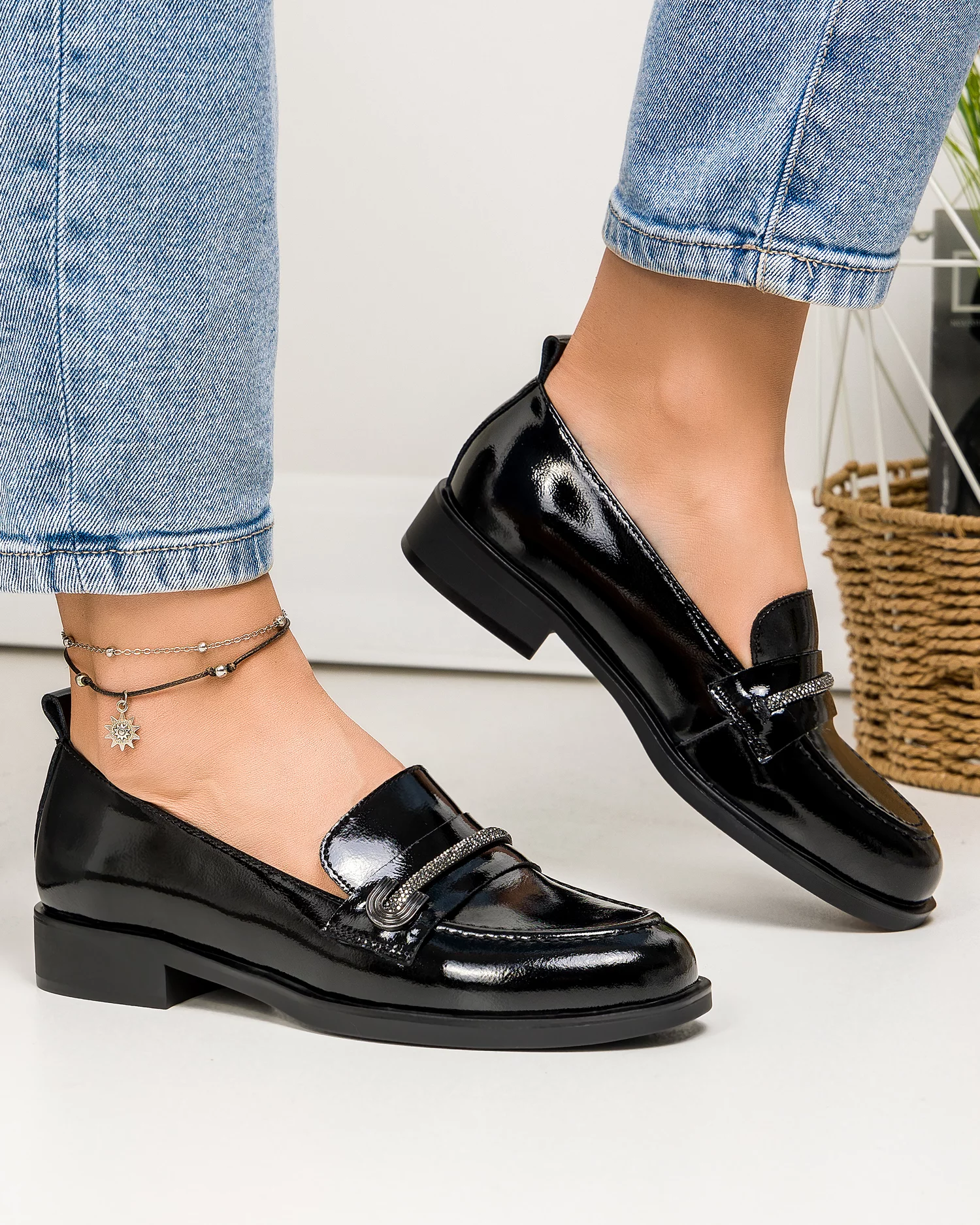 pantofi-casual-dama-piele-naturala-lacuita-negri-cu-accesoriu-metalic-tn6407-1-68236-2.webp