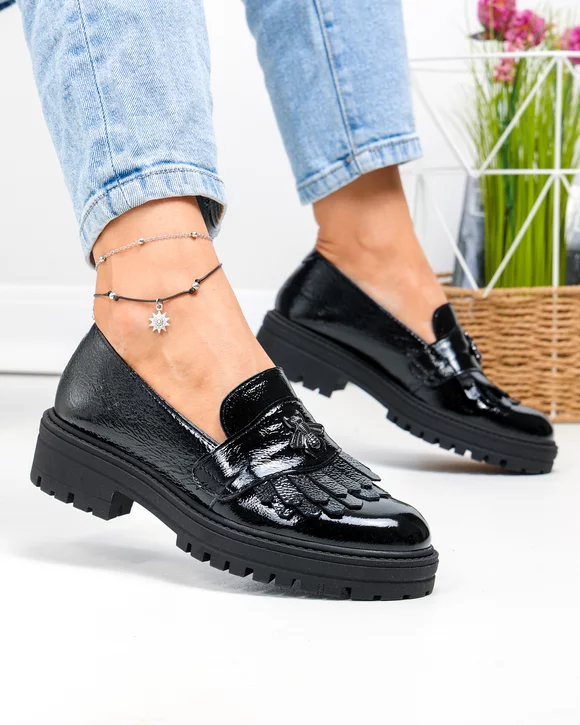 Outlet - Ultimele Marimi - Pantofi casual dama piele naturala lacuita negri cu franjuri si accesoriu metalic PC855