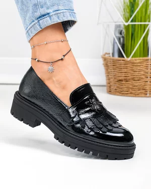 Pantofi casual dama piele naturala lacuita negri cu franjuri si accesoriu metalic PC855