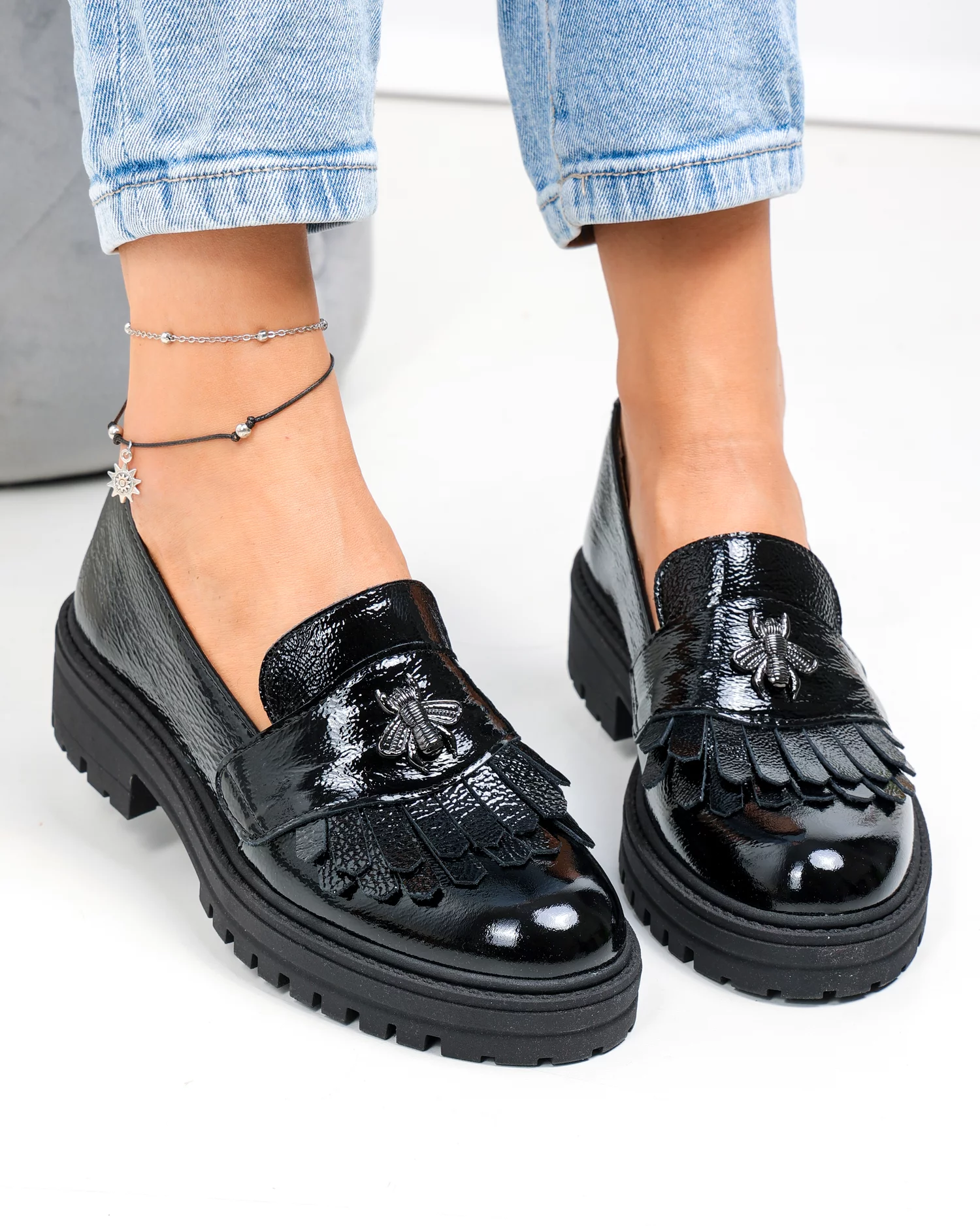pantofi-casual-dama-piele-naturala-lacuita-negri-cu-franjuri-si-accesoriu-metalic-pc855-90835-2.webp