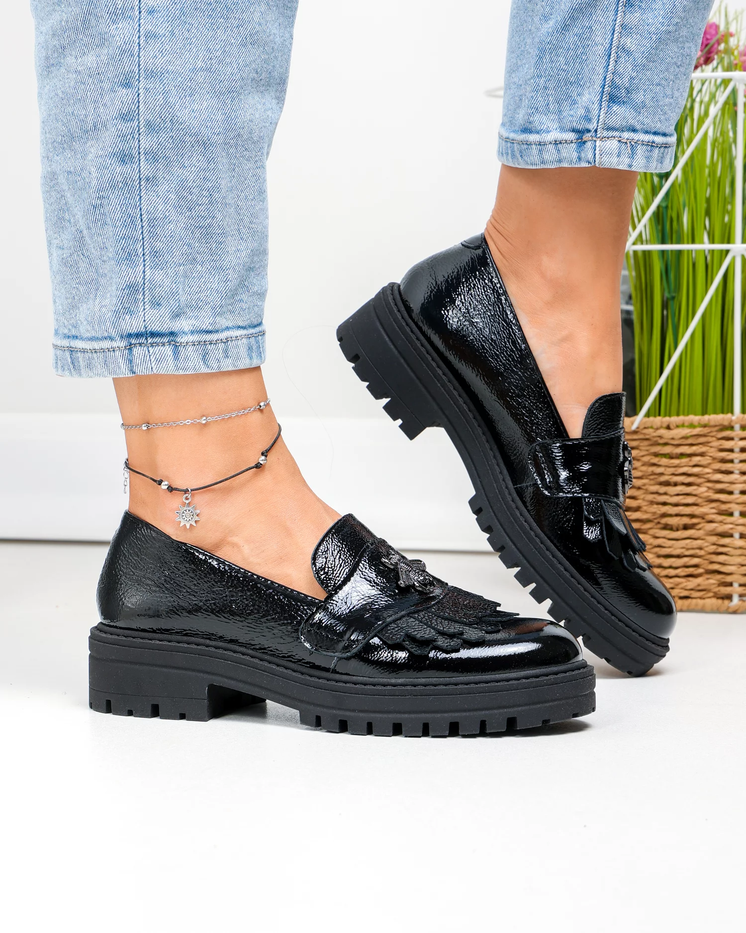 pantofi-casual-dama-piele-naturala-lacuita-negri-cu-franjuri-si-accesoriu-metalic-pc855-90841-2.webp