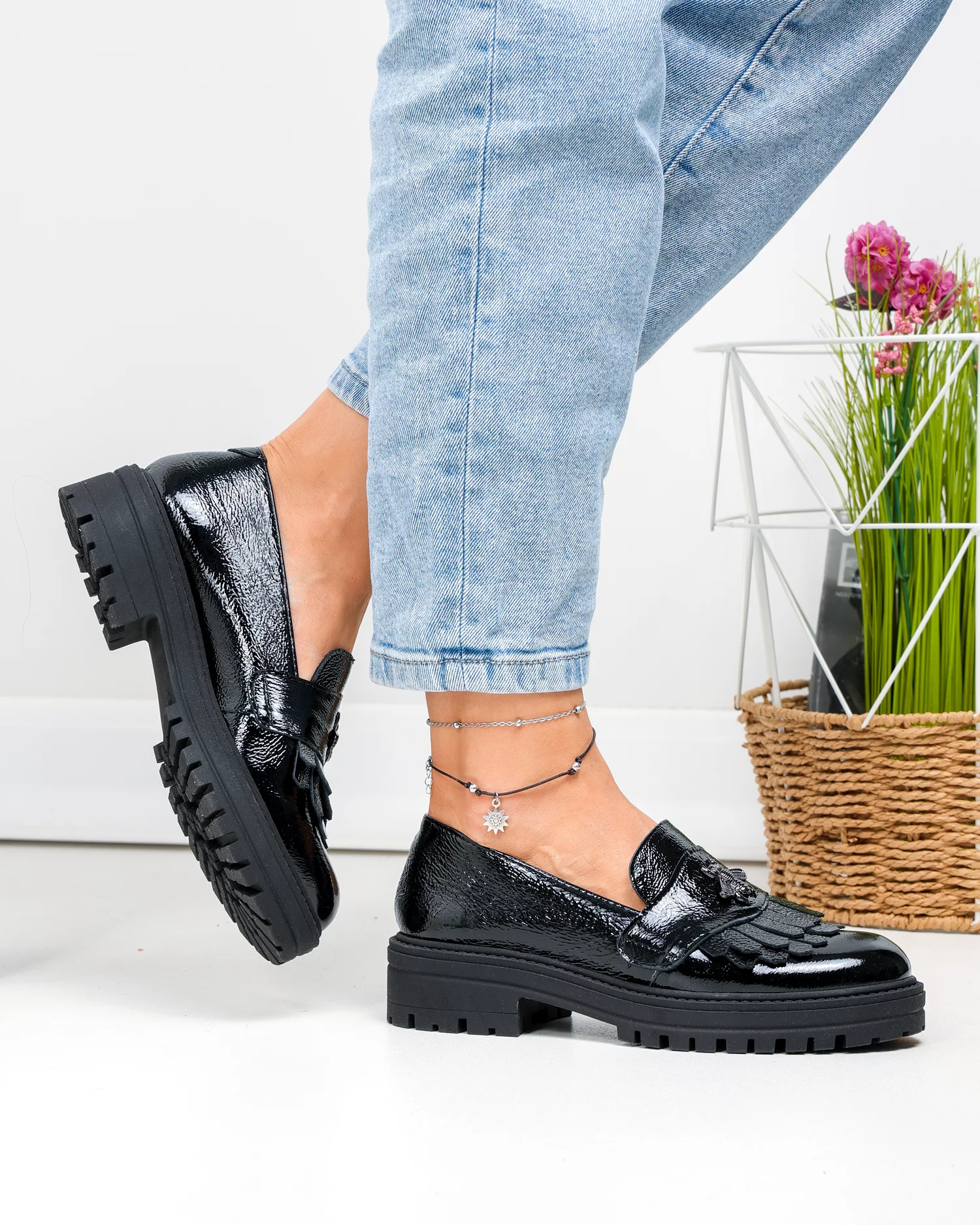 pantofi-casual-dama-piele-naturala-lacuita-negri-cu-franjuri-si-accesoriu-metalic-pc855-90844-2.webp