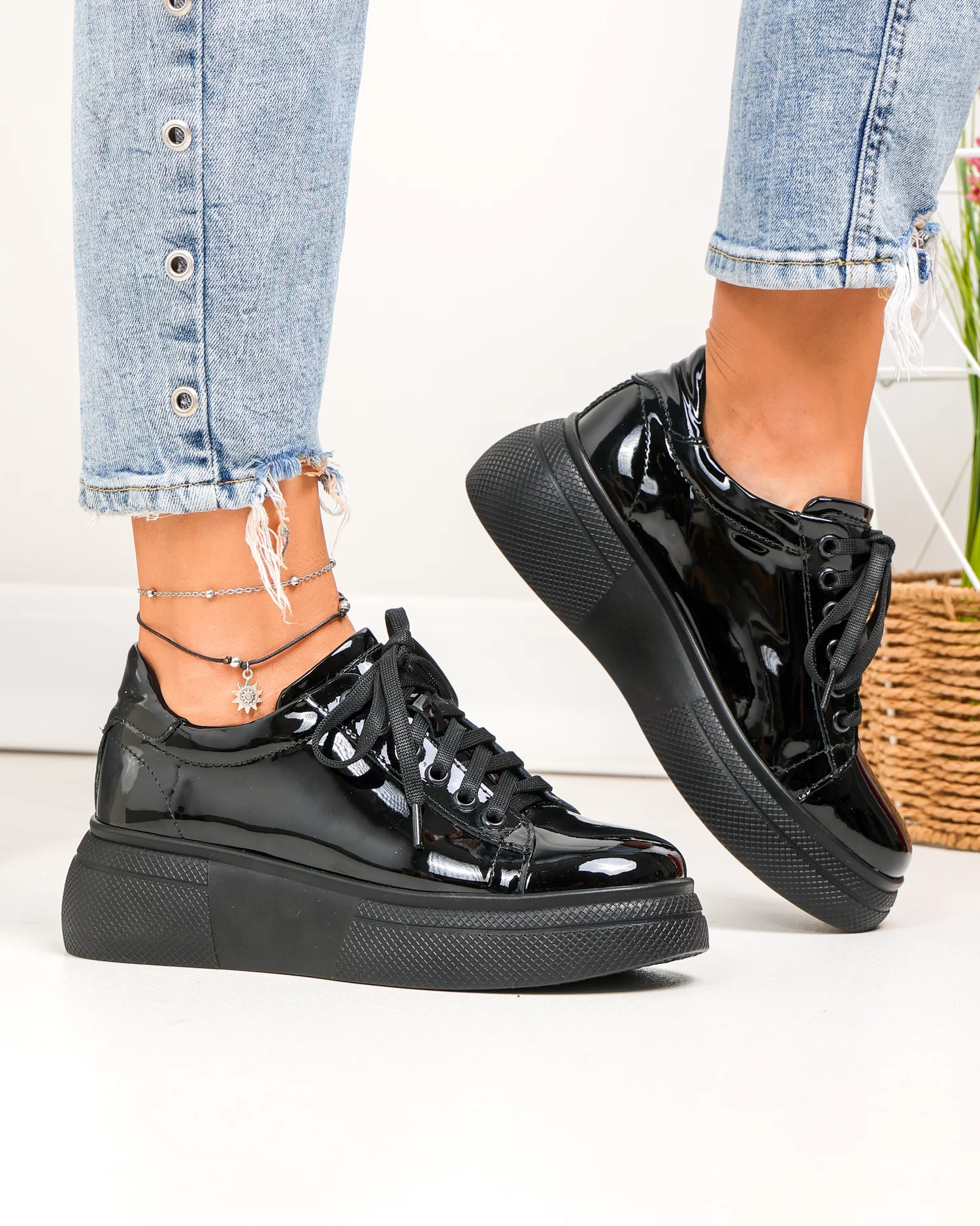 pantofi-casual-dama-piele-naturala-lacuita-negri-cu-inchidere-sireturi-pc206-96742-2.webp