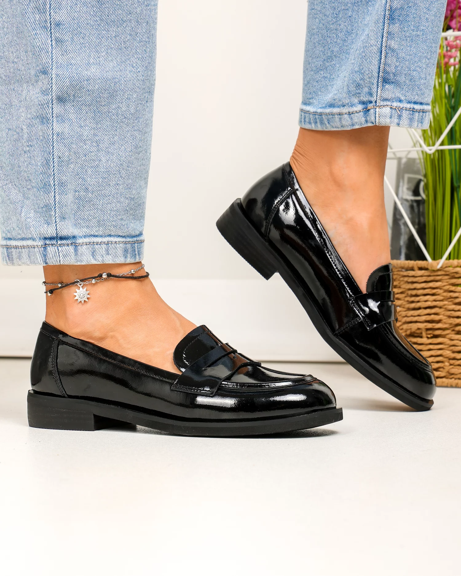 pantofi-casual-dama-piele-naturala-lacuita-negri-cu-inchidere-slip-on-tn6502-86557-2.webp