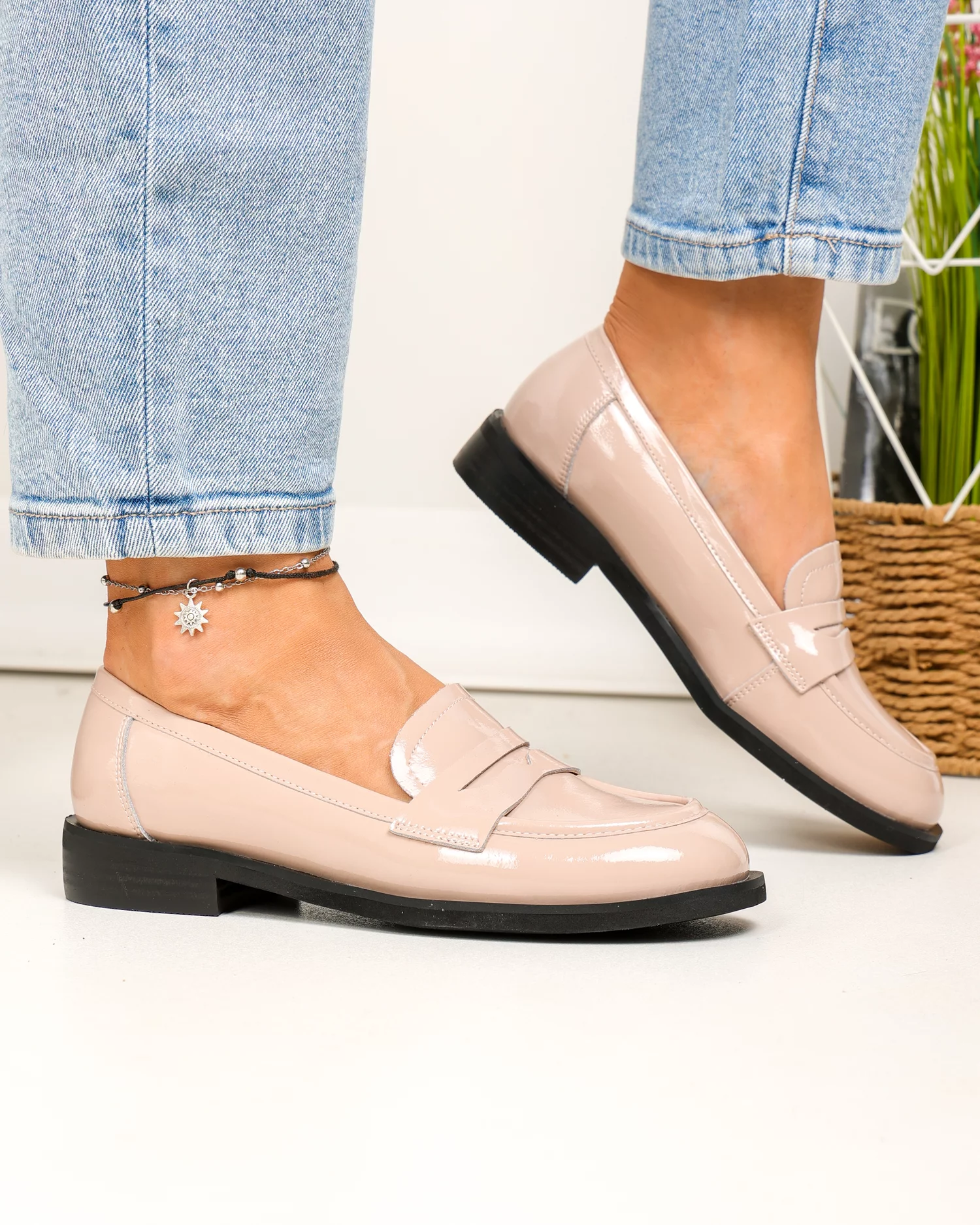 pantofi-casual-dama-piele-naturala-lacuita-roz-cu-talpa-neagra-si-inchidere-slip-on-tn6502-1-86527-2.webp