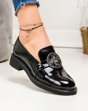Pantofi casual dama piele naturala lucioasa negri cu inchidere slip-on si accesoriu metalic PC822