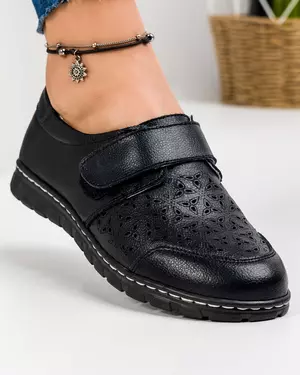 Pantofi casual dama piele naturala negri cu inchidere scai si perforatii florale T-3023