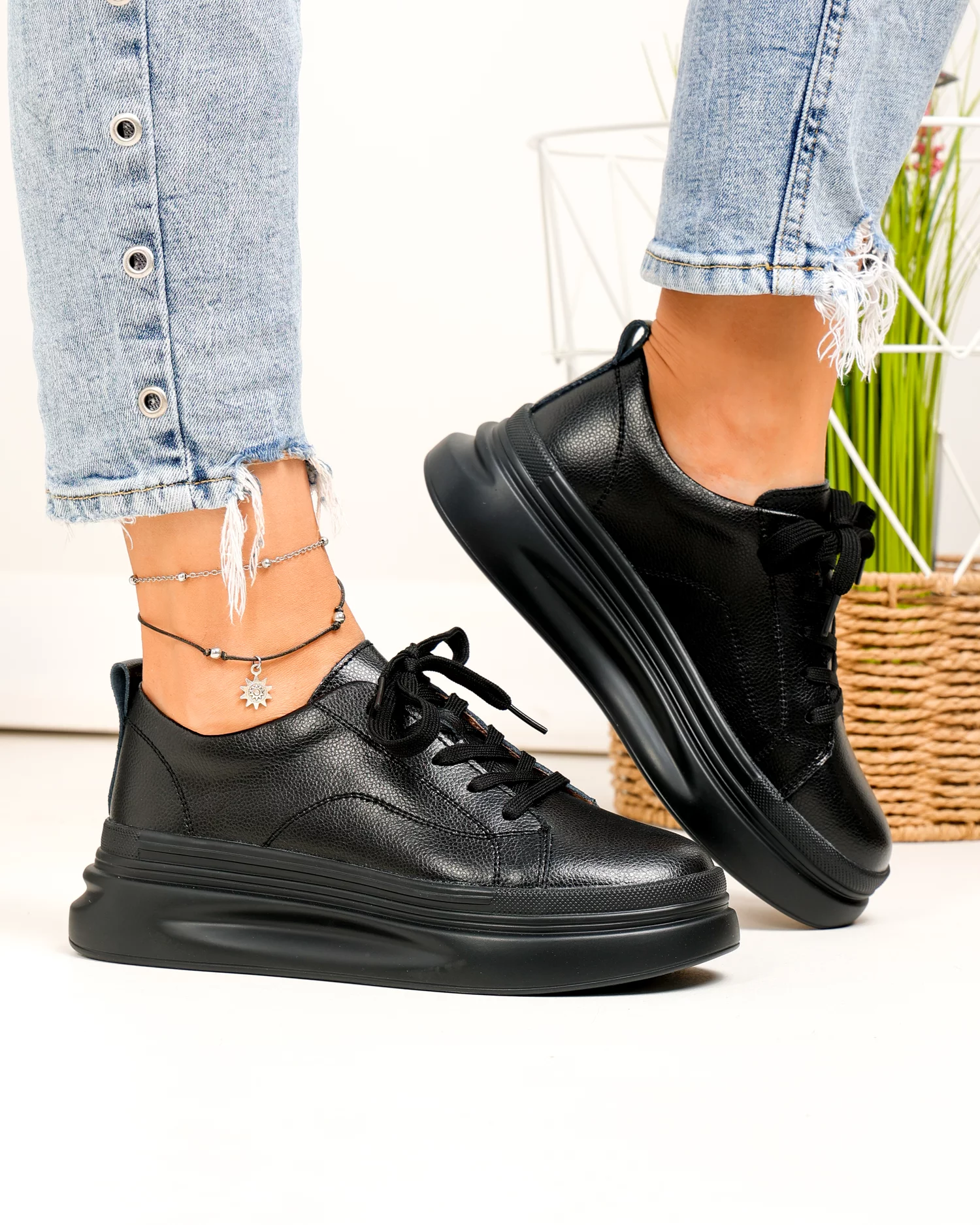 pantofi-casual-dama-piele-naturala-negri-cu-inchidere-siret-si-cusatura-decorativa-aw2023-26-99550-2.webp