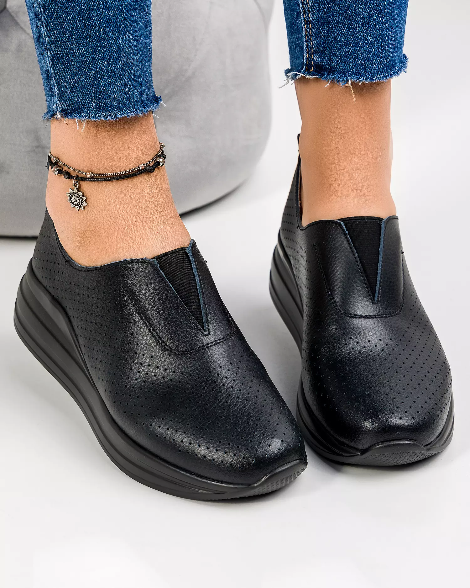 pantofi-casual-dama-piele-naturala-negri-cu-inchidere-slip-on-si-perforatii-t-3099-48700-2.webp
