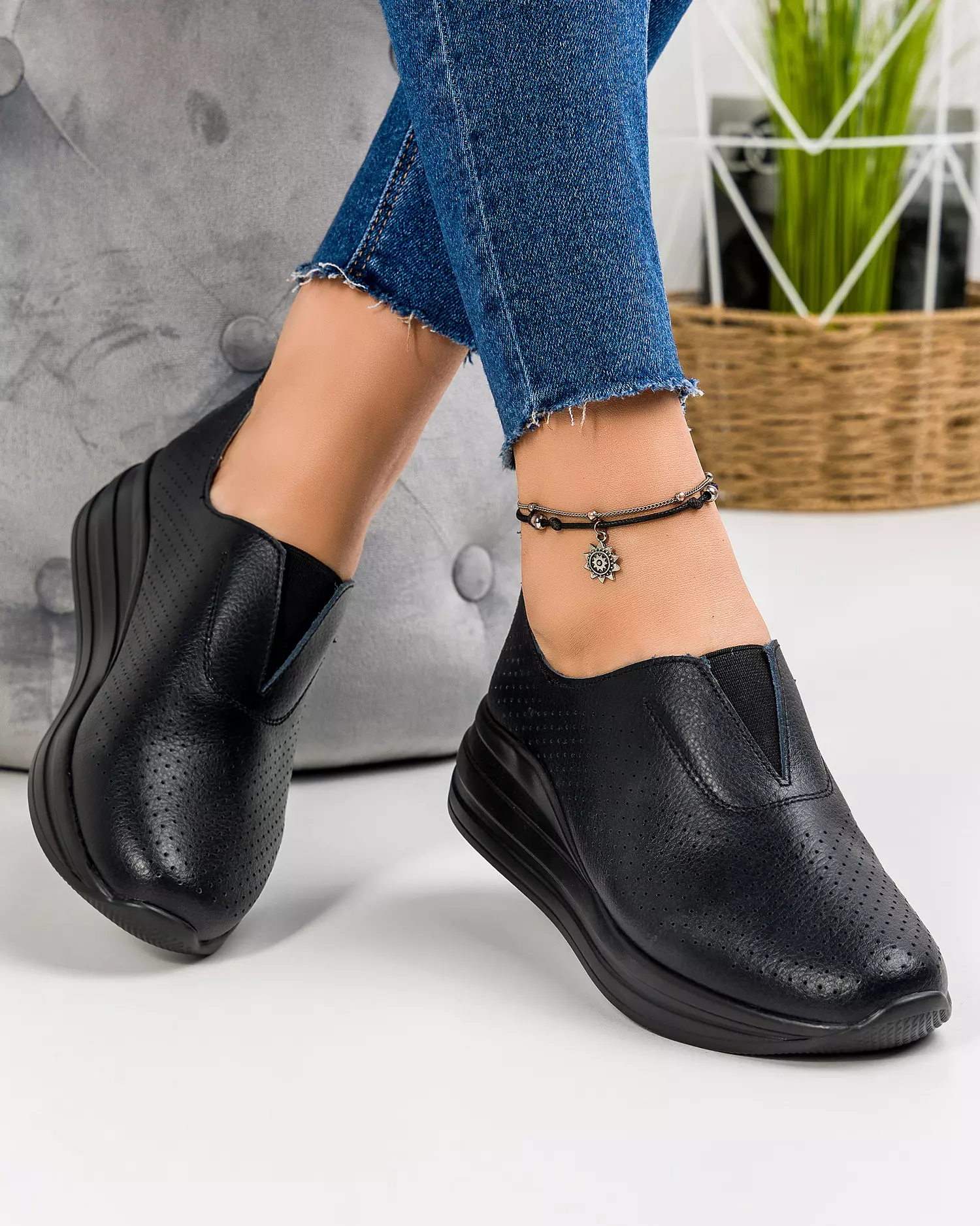 pantofi-casual-dama-piele-naturala-negri-cu-inchidere-slip-on-si-perforatii-t-3099-48703-2.webp