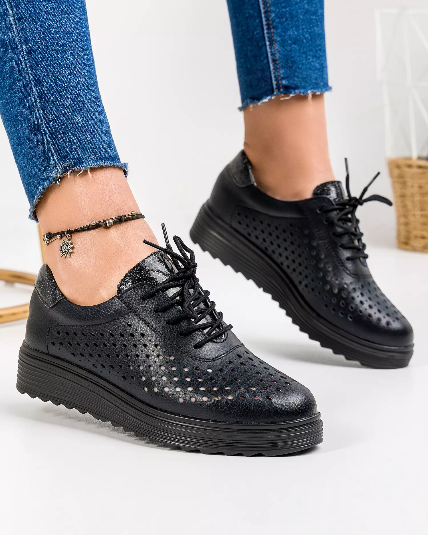 pantofi-casual-dama-piele-naturala-negri-cu-perforatii-si-inchidere-sireturi-t-3054-49600-2.webp