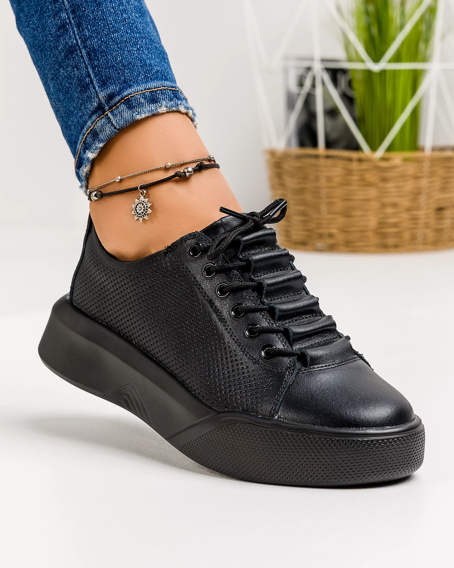 pantofi-casual-dama-piele-naturala-negri-cu-talpa-neagra-si-inchidere-sireturi-t-16-67228-2.webp
