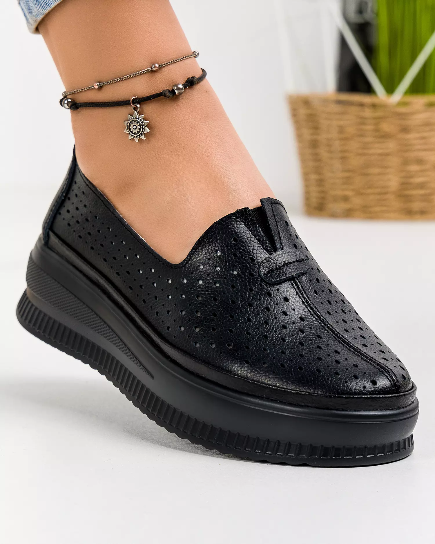 pantofi-casual-dama-piele-naturala-negri-perforati-aw462-47794-2.webp