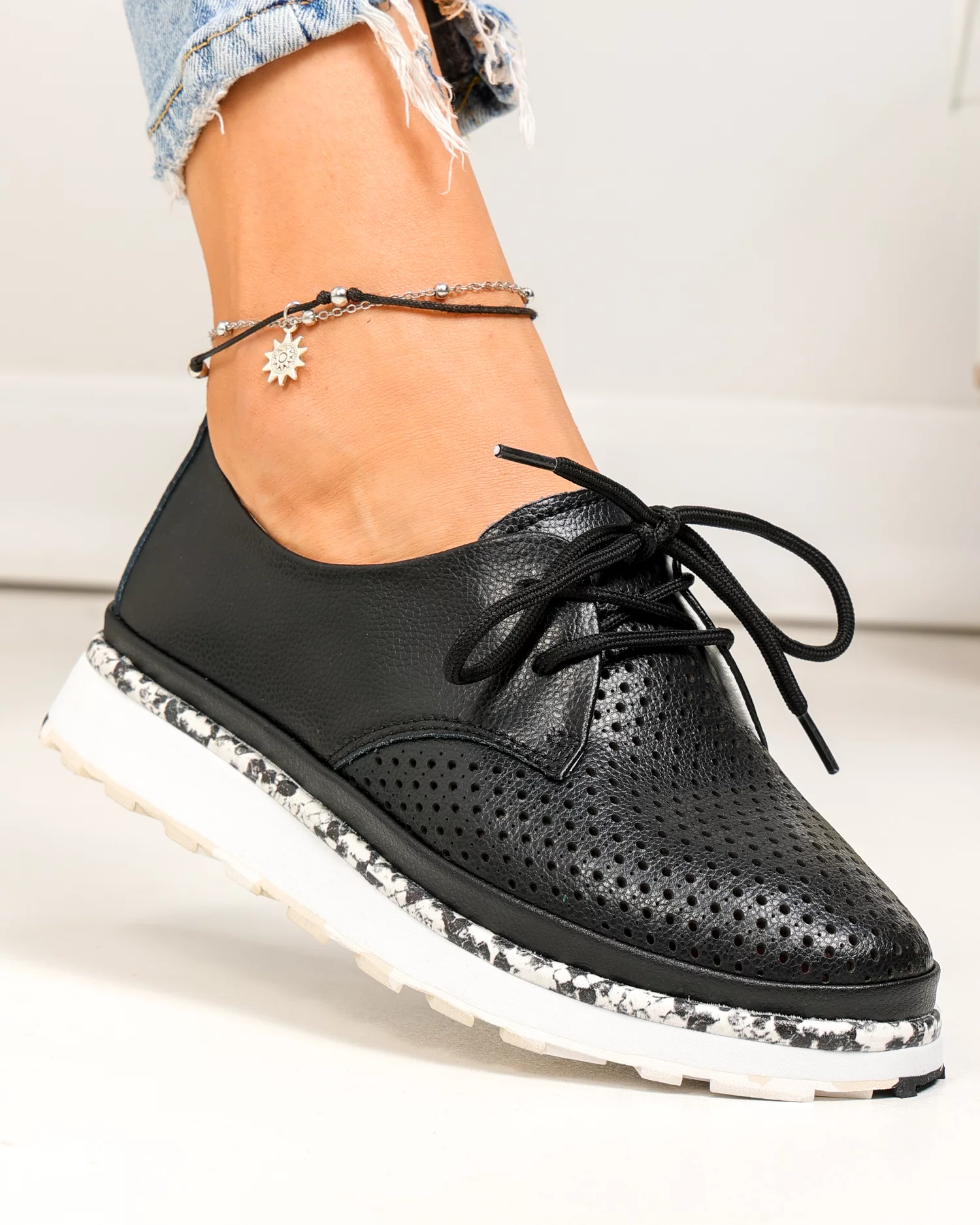 pantofi-casual-dama-piele-naturala-negri-perforati-partial-cu-imprimeu-sarpe-jy3930-86701-2.webp