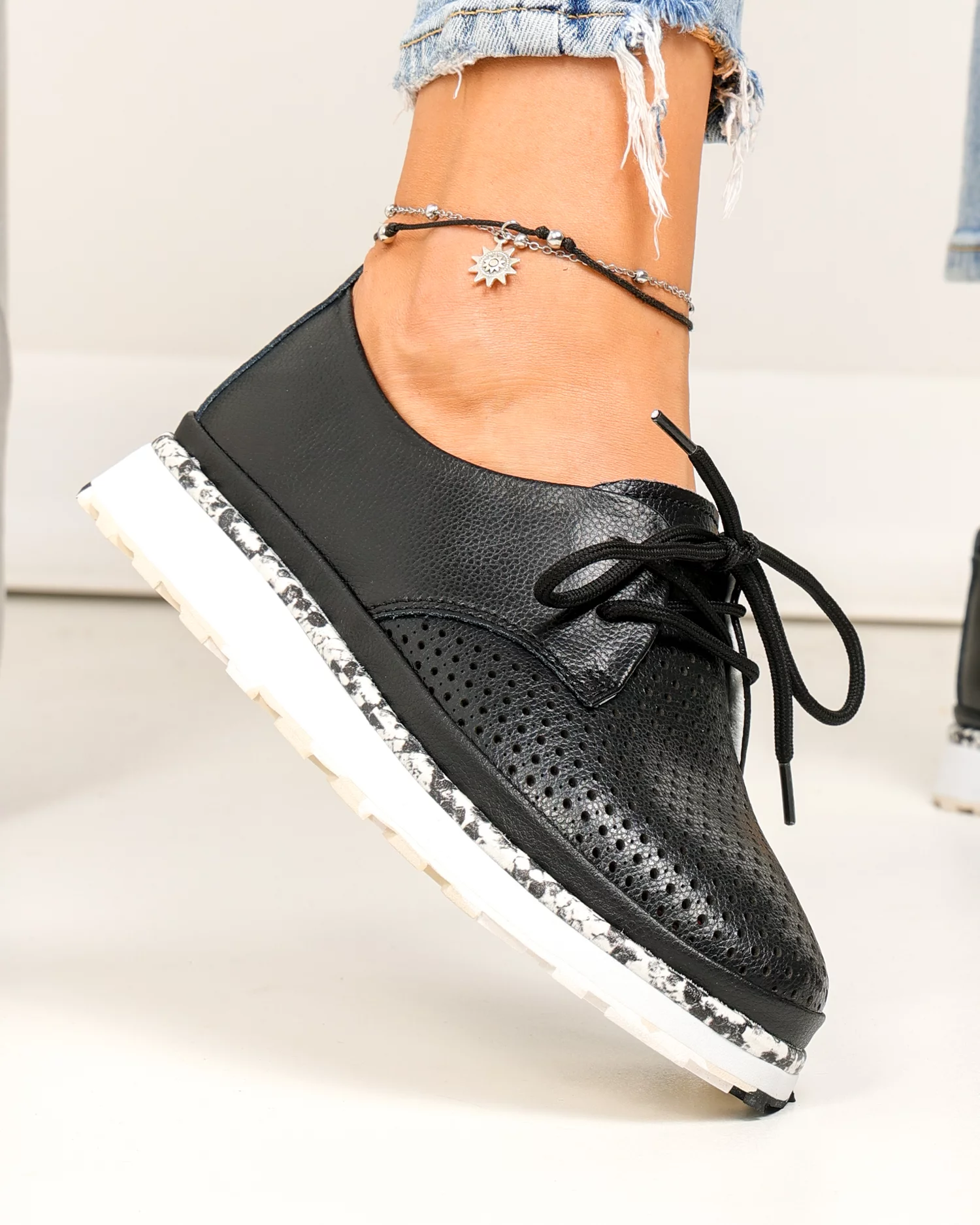 pantofi-casual-dama-piele-naturala-negri-perforati-partial-cu-imprimeu-sarpe-jy3930-86710-2.webp