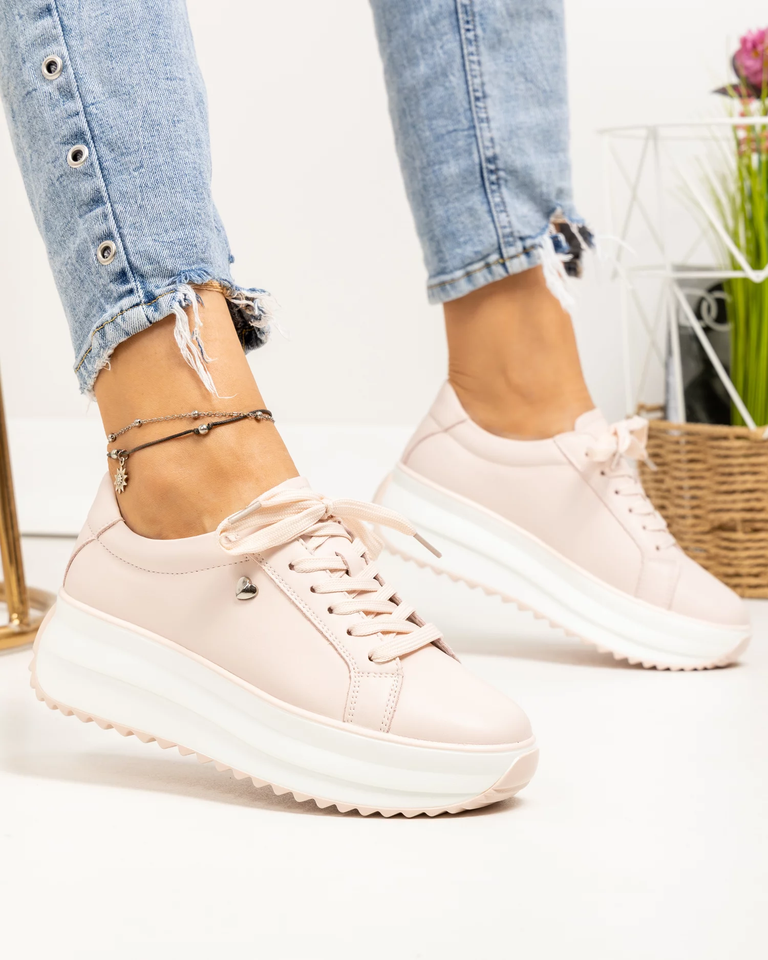 pantofi-casual-dama-piele-naturala-roz-cu-inimioara-metalica-si-talpa-groasa-f001-775-85144-2.webp