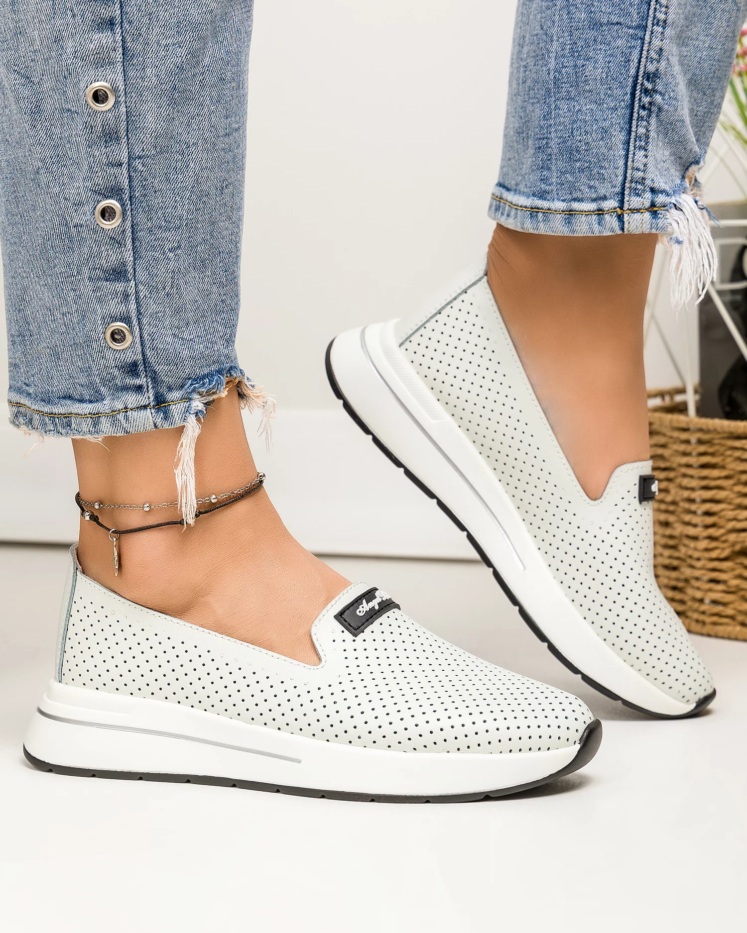 pantofi-casual-perforati-piele-naturala-albi-cu-varf-rotund-jy5271-76228-2.webp