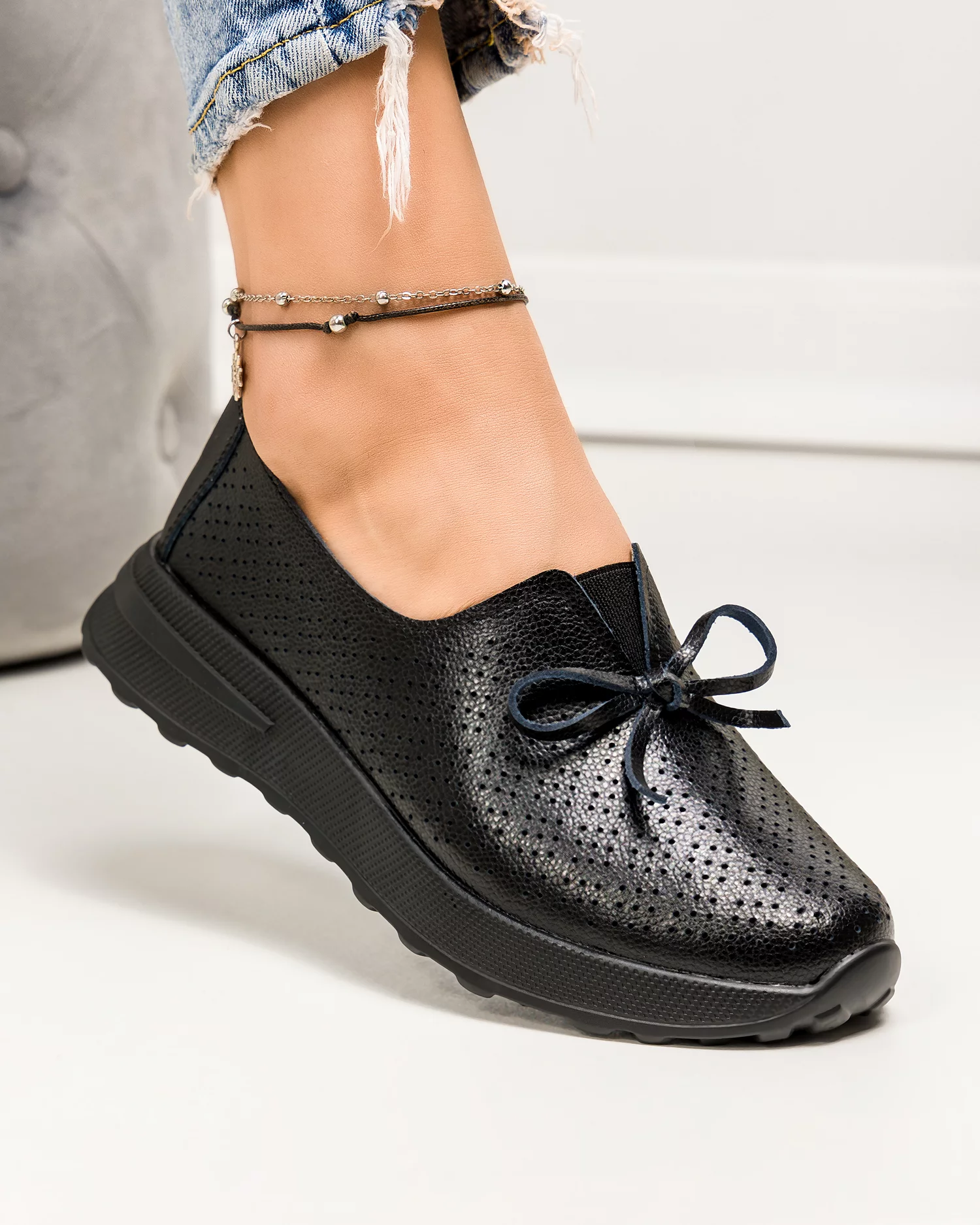 pantofi-casual-perforati-piele-naturala-negri-cu-inchidere-slip-on-si-fundita-fontala-t-5930-76294-2.webp