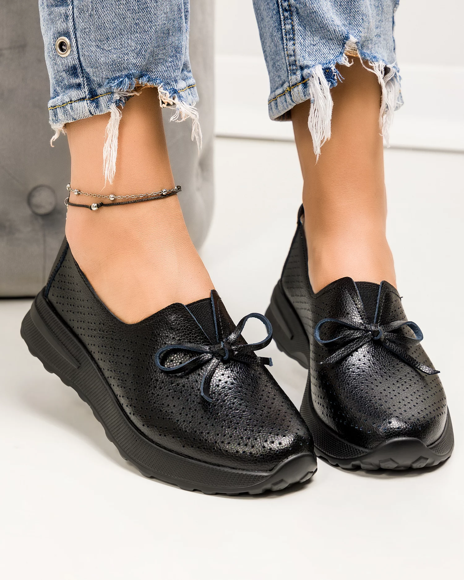 pantofi-casual-perforati-piele-naturala-negri-cu-inchidere-slip-on-si-fundita-fontala-t-5930-76297-2.webp