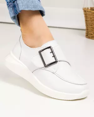 Pantofi casual piele naturala albi cu inchidere scai si catarama decorativa T-5010