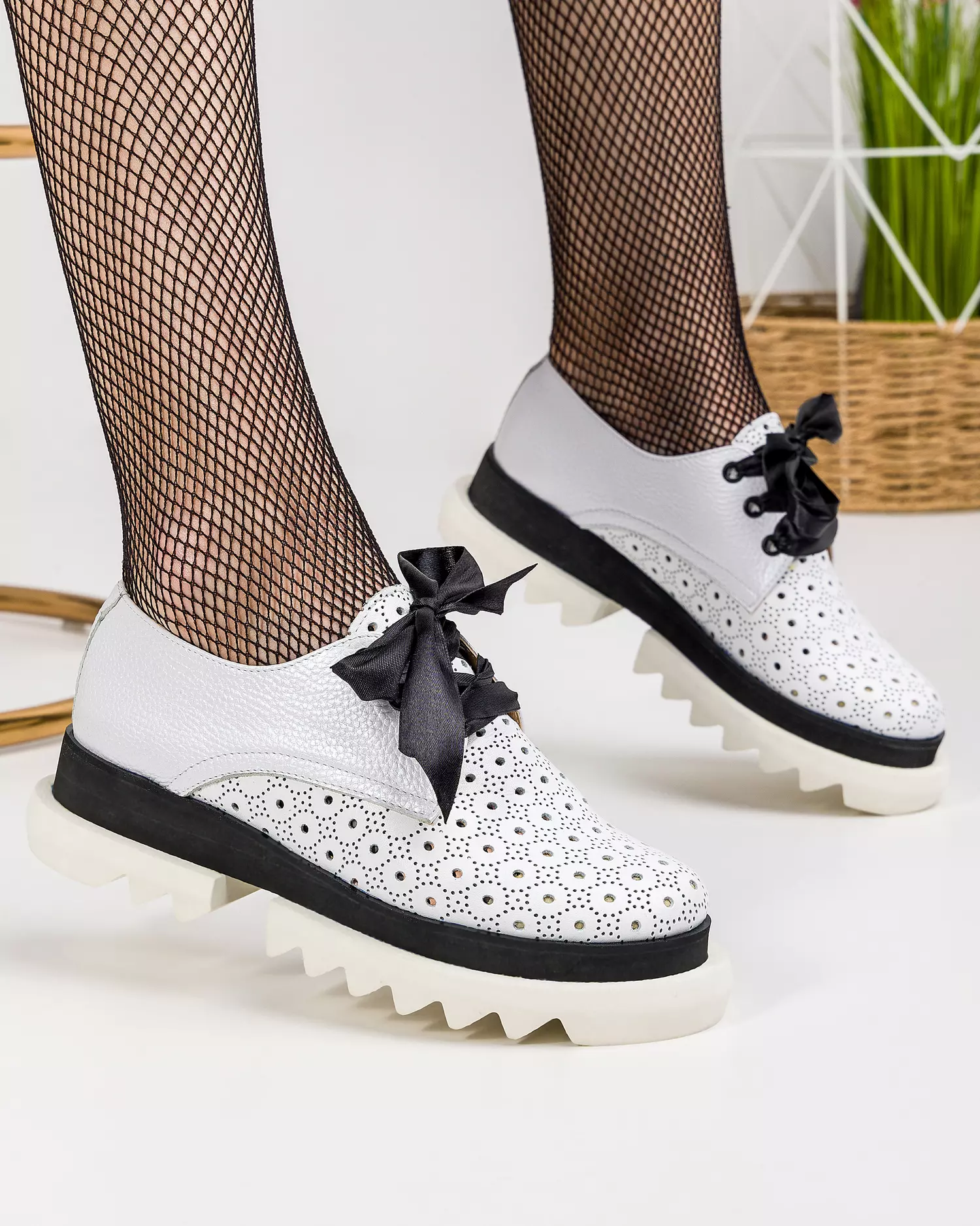pantofi-casual-piele-naturala-albi-cu-perforatii-geometrice-si-talpa-groasa-pol181-51277-2.webp