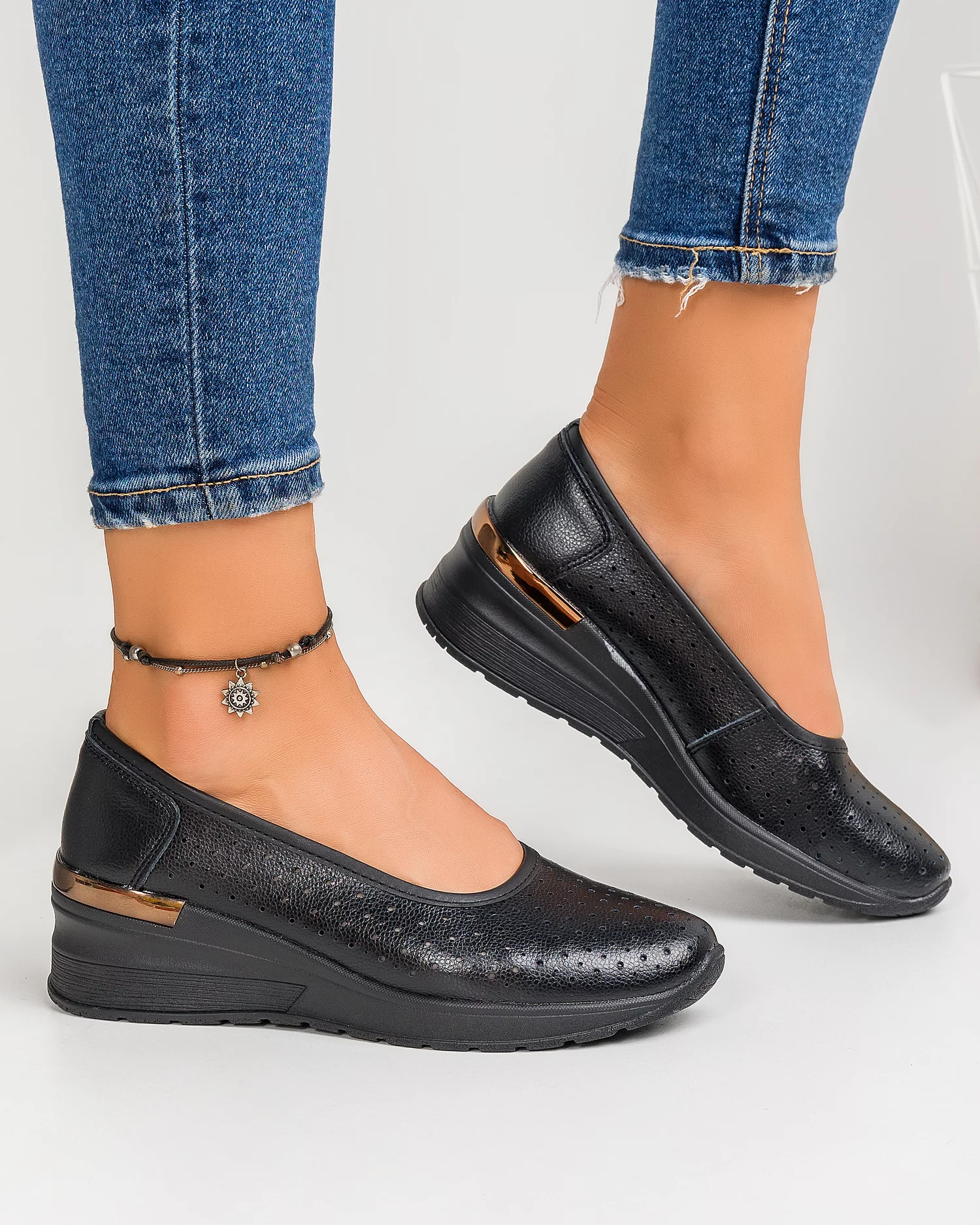 pantofi-casual-piele-naturala-dama-peforati-negri-aw402-100597-2.webp