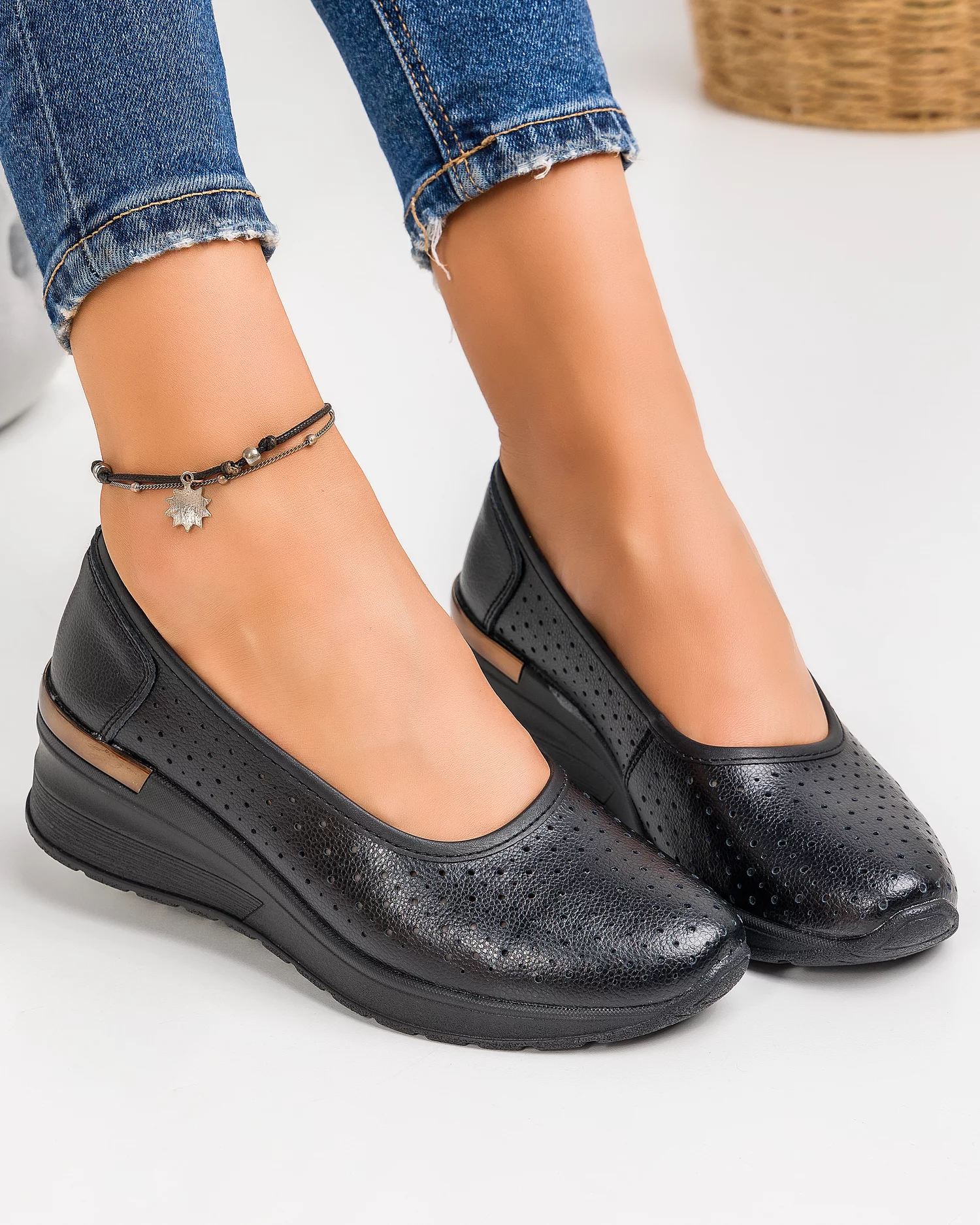 pantofi-casual-piele-naturala-dama-peforati-negri-aw402-100600-2.webp