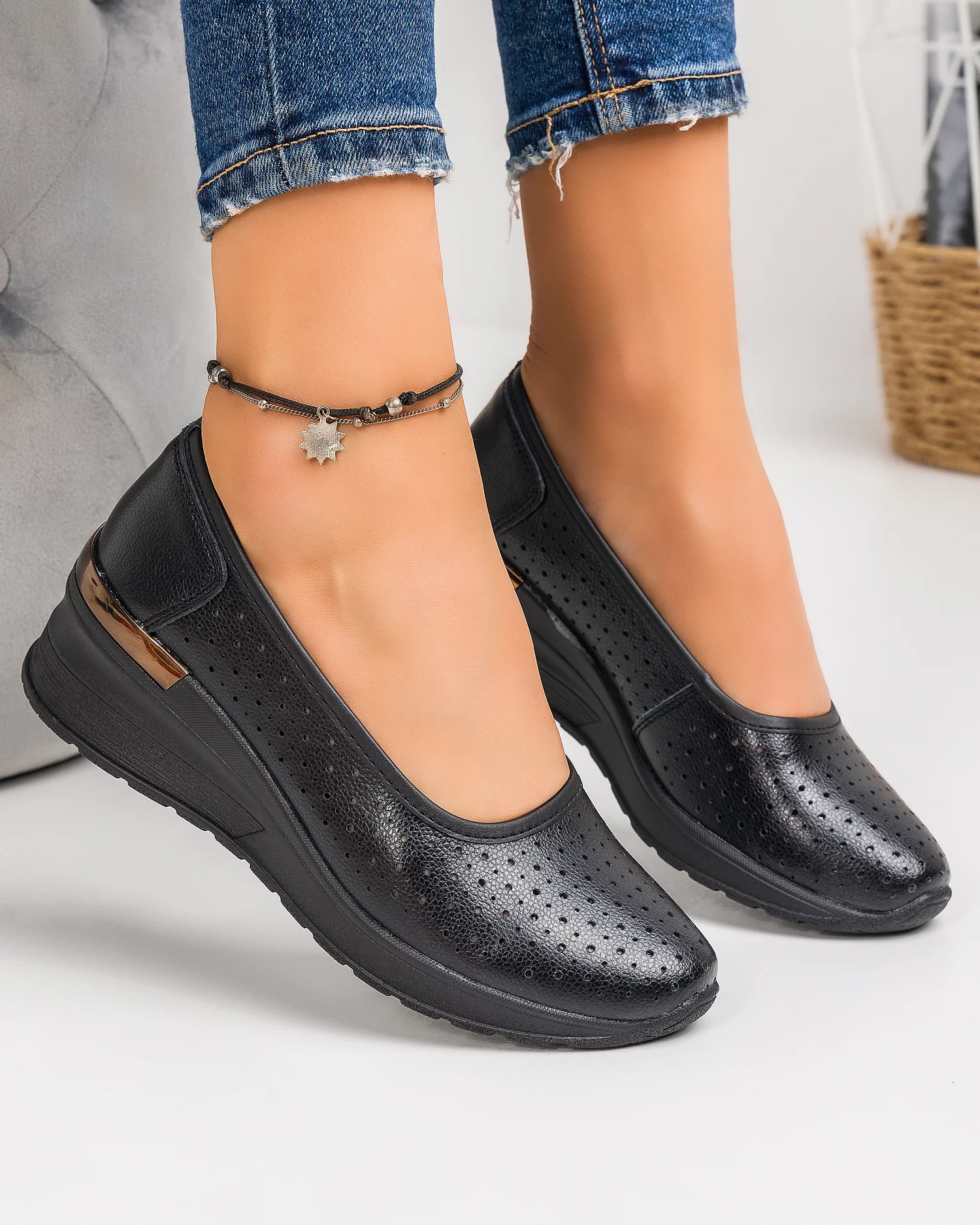 pantofi-casual-piele-naturala-dama-peforati-negri-aw402-100603-2.webp