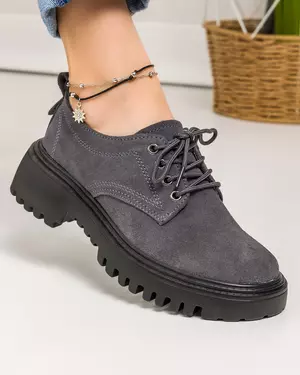 Pantofi casual piele naturala intoarsa gri inchis cu talpa neagra si inchidere siret T-5007