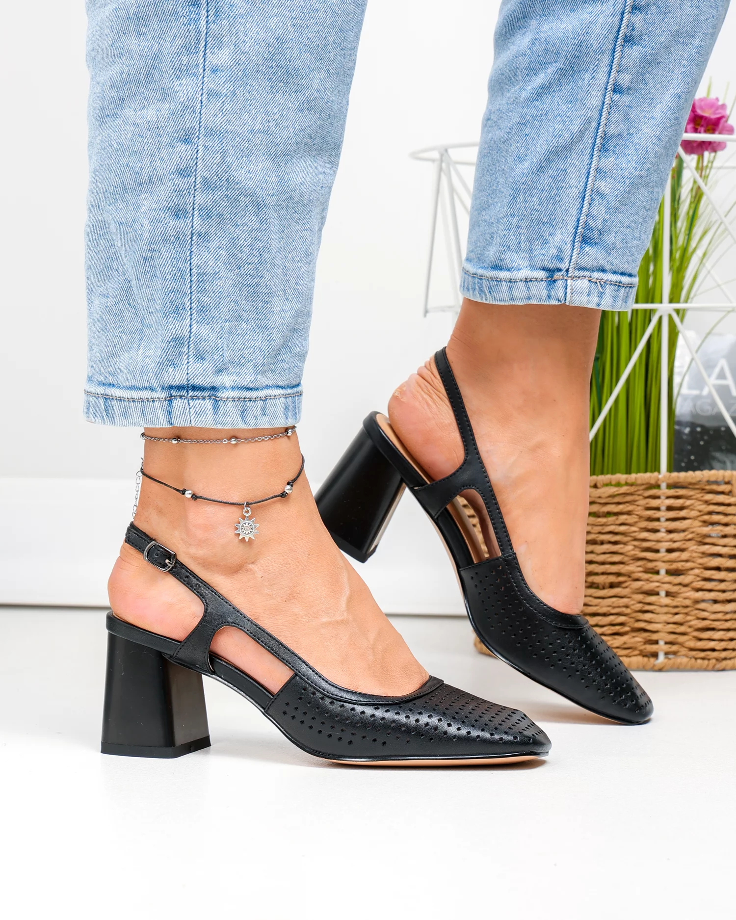pantofi-dama-piele-naturala-negri-perforati-cu-toc-gros-tn6509-90823-2.webp