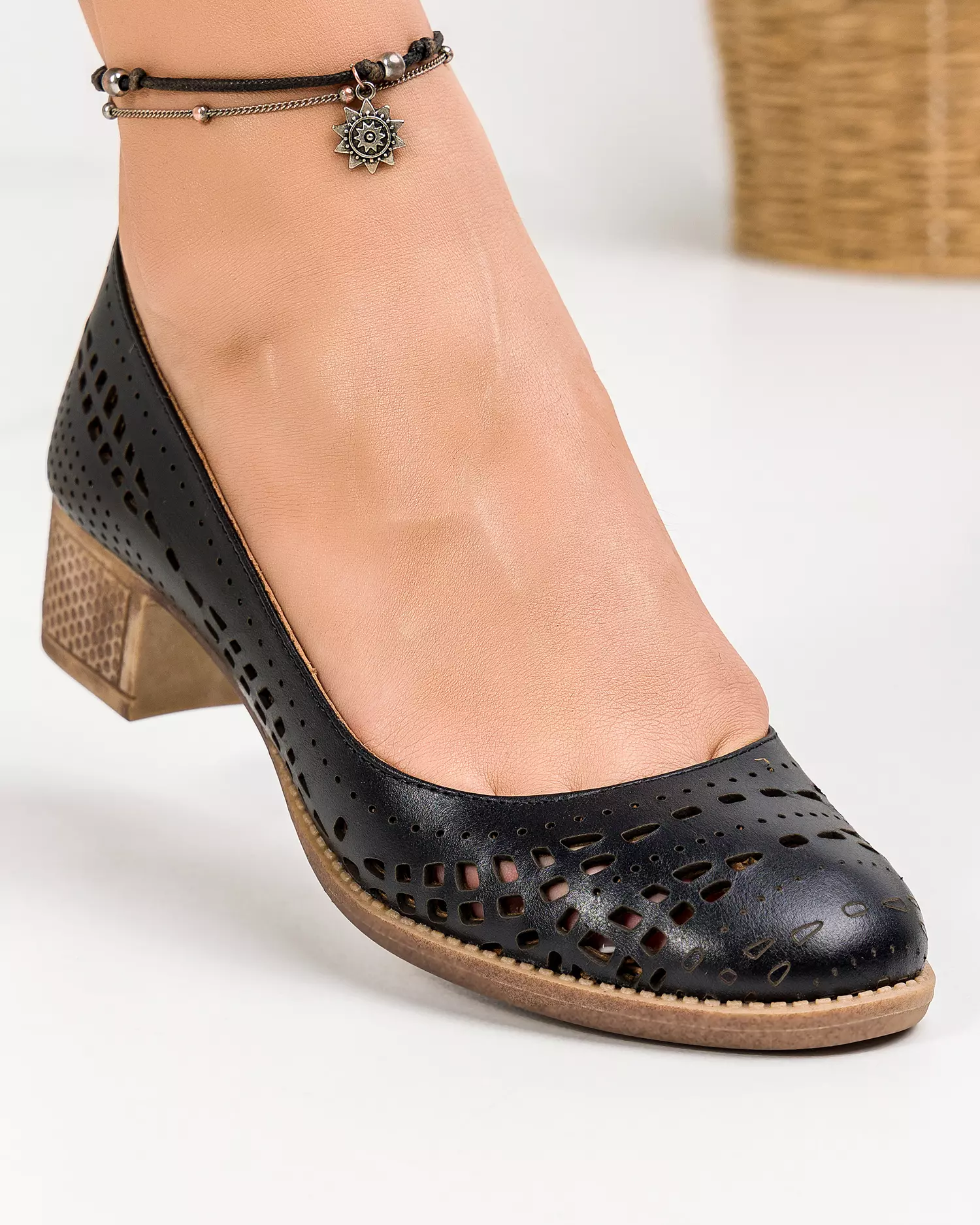 pantofi-de-dama-piele-naturala-perforati-negri-ak4000-52006-2.webp