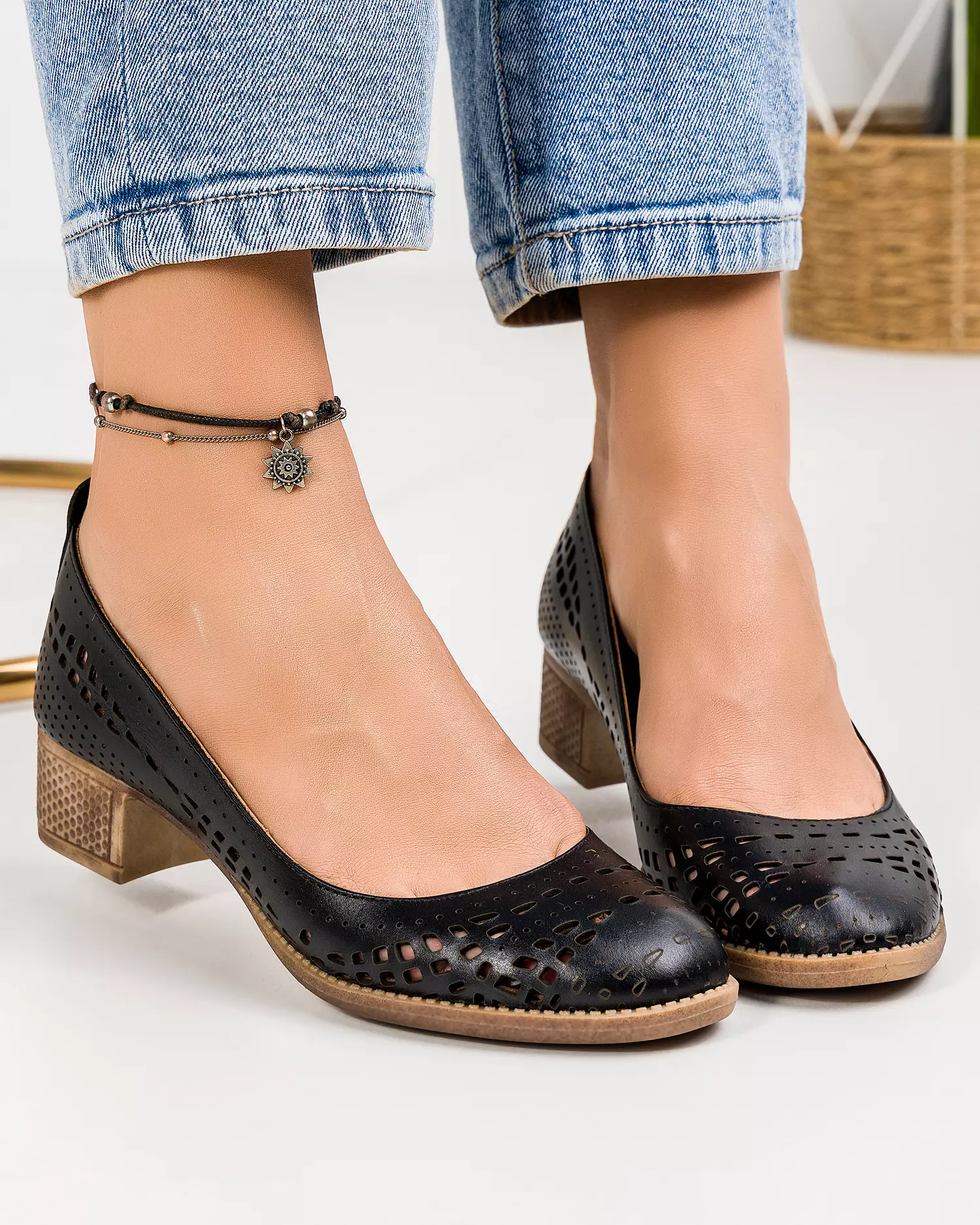 pantofi-de-dama-piele-naturala-perforati-negri-ak4000-52009-2.webp