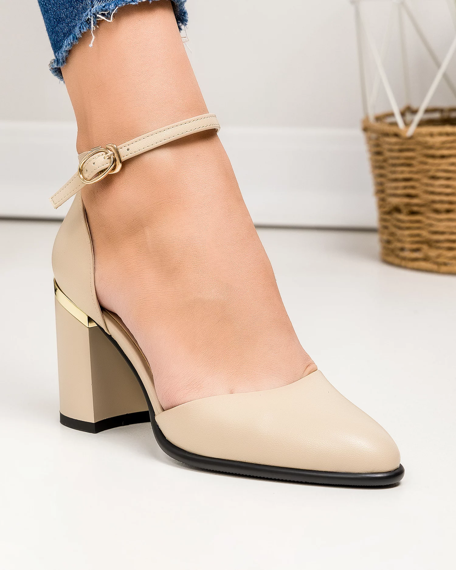 pantofi-eleganti-dama-piele-naturala-bej-cu-inchidere-catarama-si-toc-gros-sn4003-2-69871-2.webp