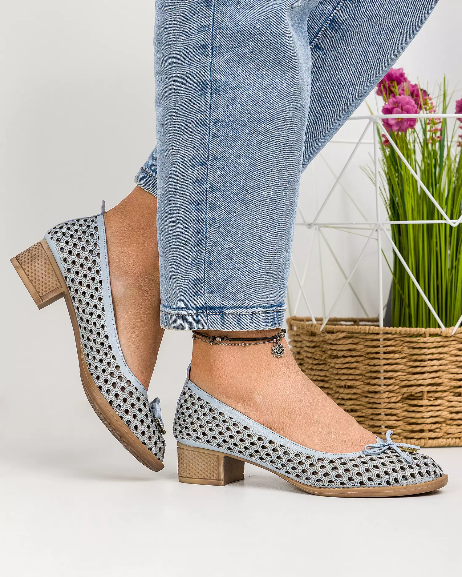 pantofi-perforati-cu-fundita-si-accesoriu-auriu-piele-naturala-albastri-ak505-51835-2.webp