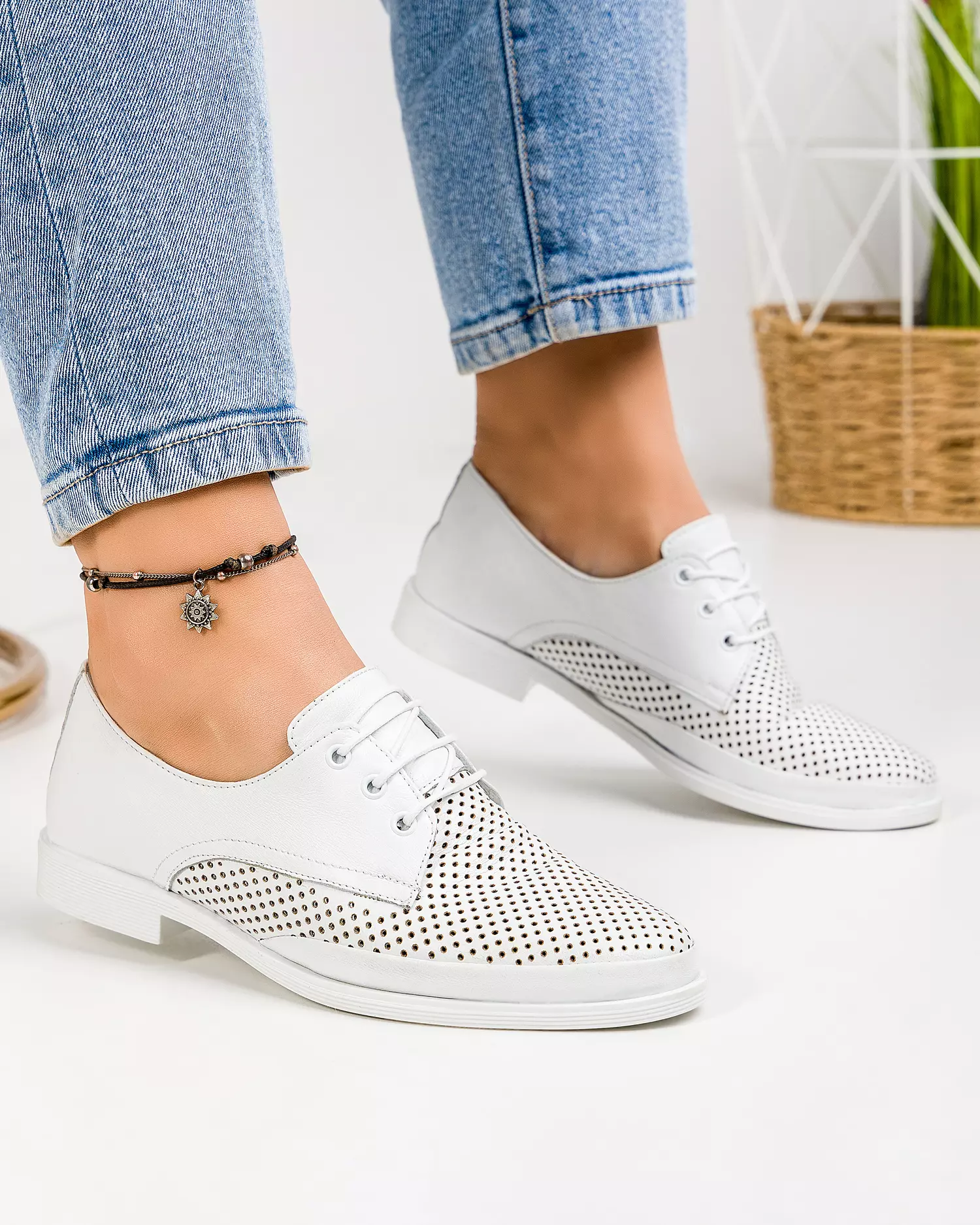 pantofi-perforati-piele-naturala-casual-cu-siret-albi-akb1115-52174-2.webp