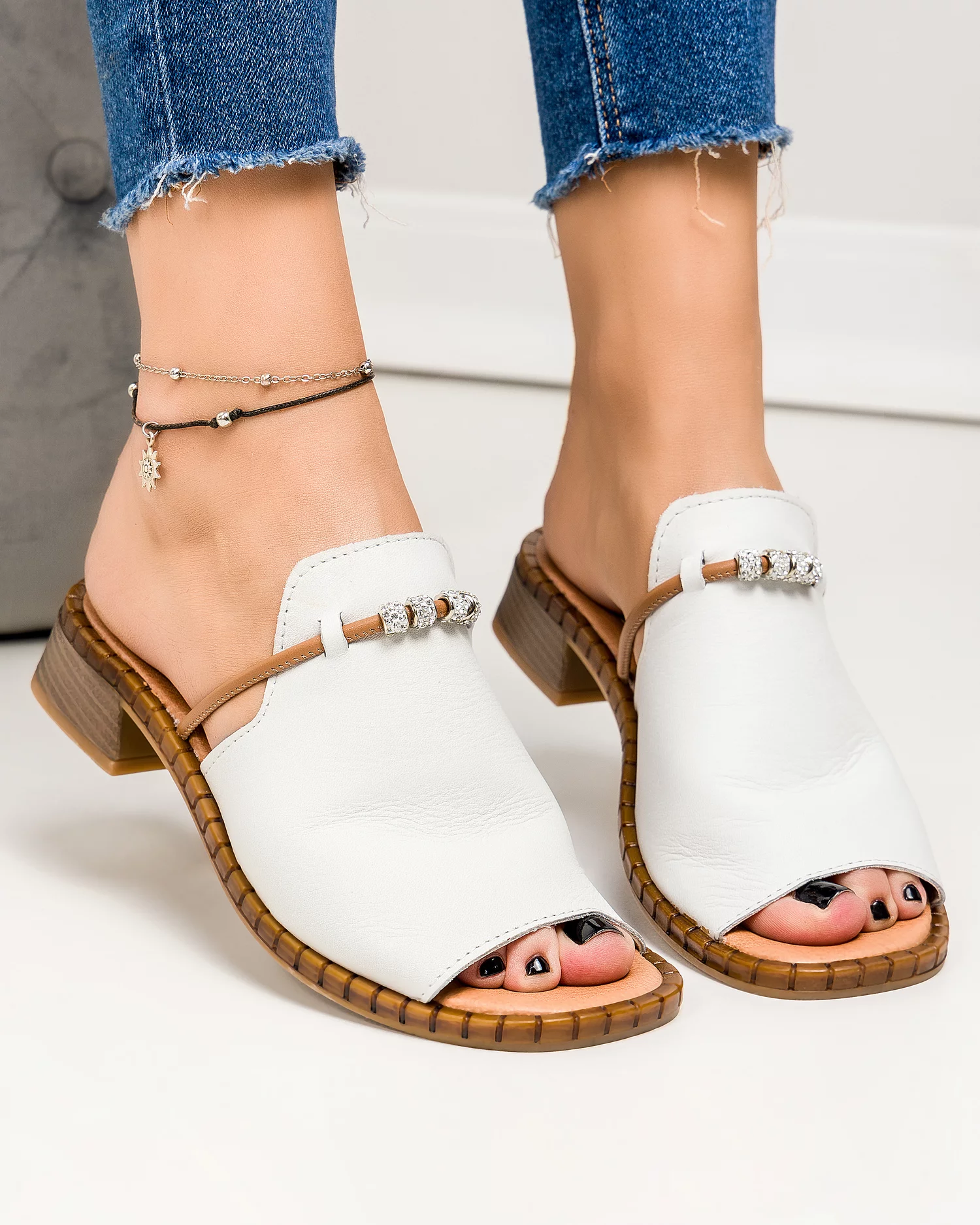 papuci-dama-piele-naturala-albi-cu-accesoriu-pv960-70453-2.webp