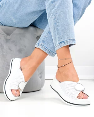 Papuci dama piele naturala albi cu element metalic si talpa groasa T6026