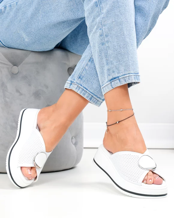 Papuci dama piele naturala albi cu element metalic si talpa groasa T6026